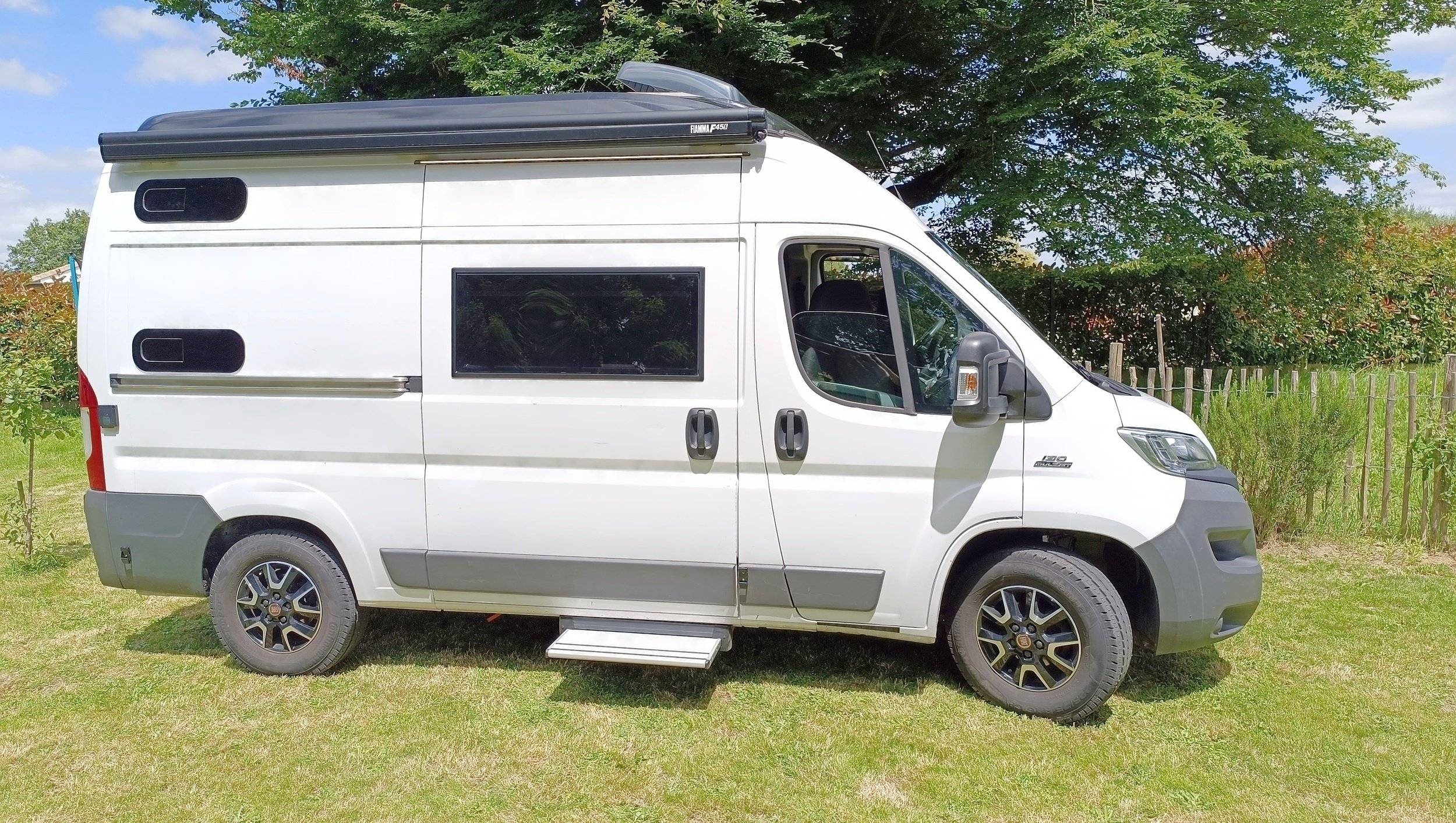 Vue avant de 3/4 Fiat Ducato - Yescapa
