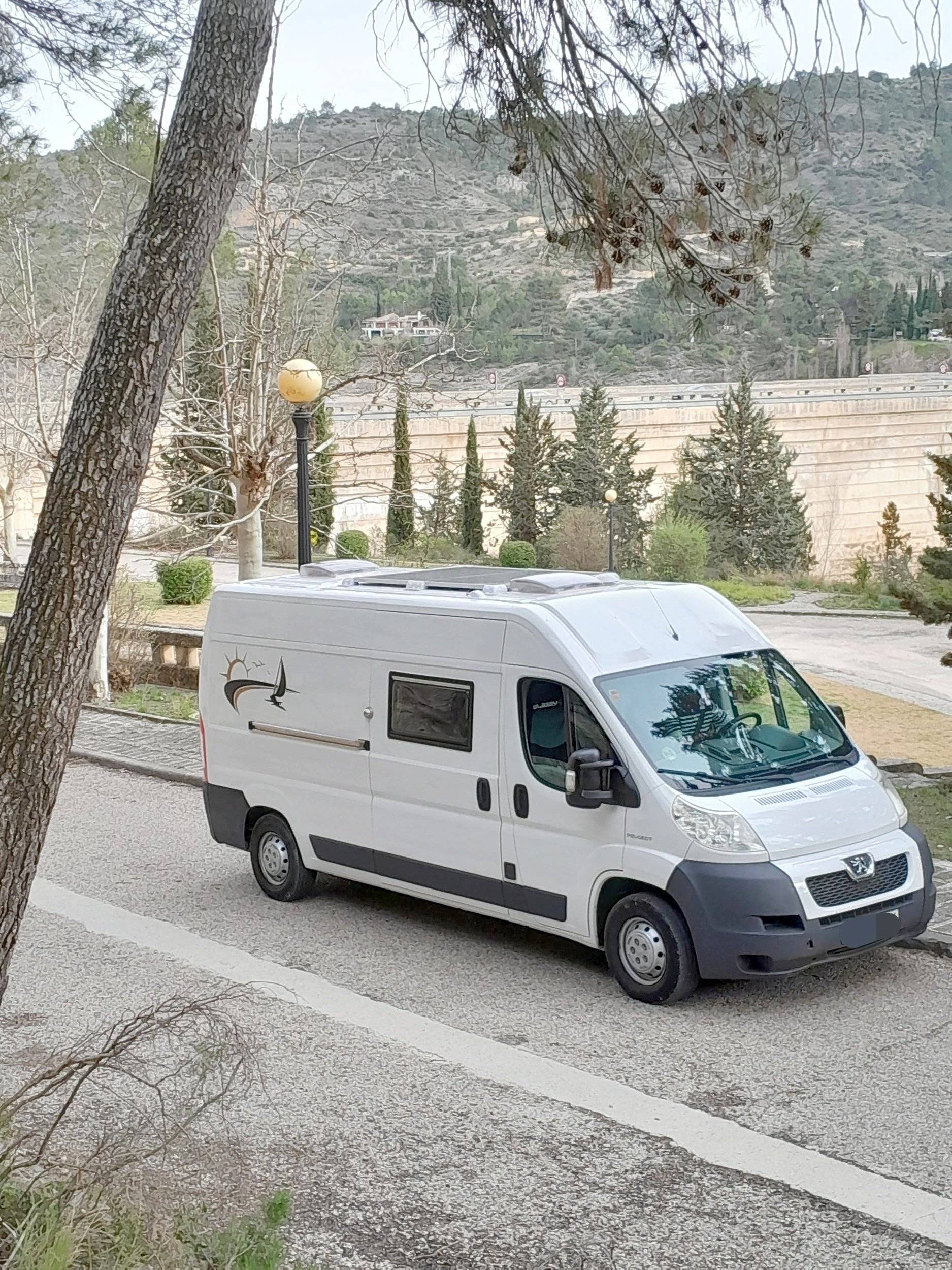 schräge Vorderansicht Peugeot Boxer 2,2 l 120 ch. - Yescapa