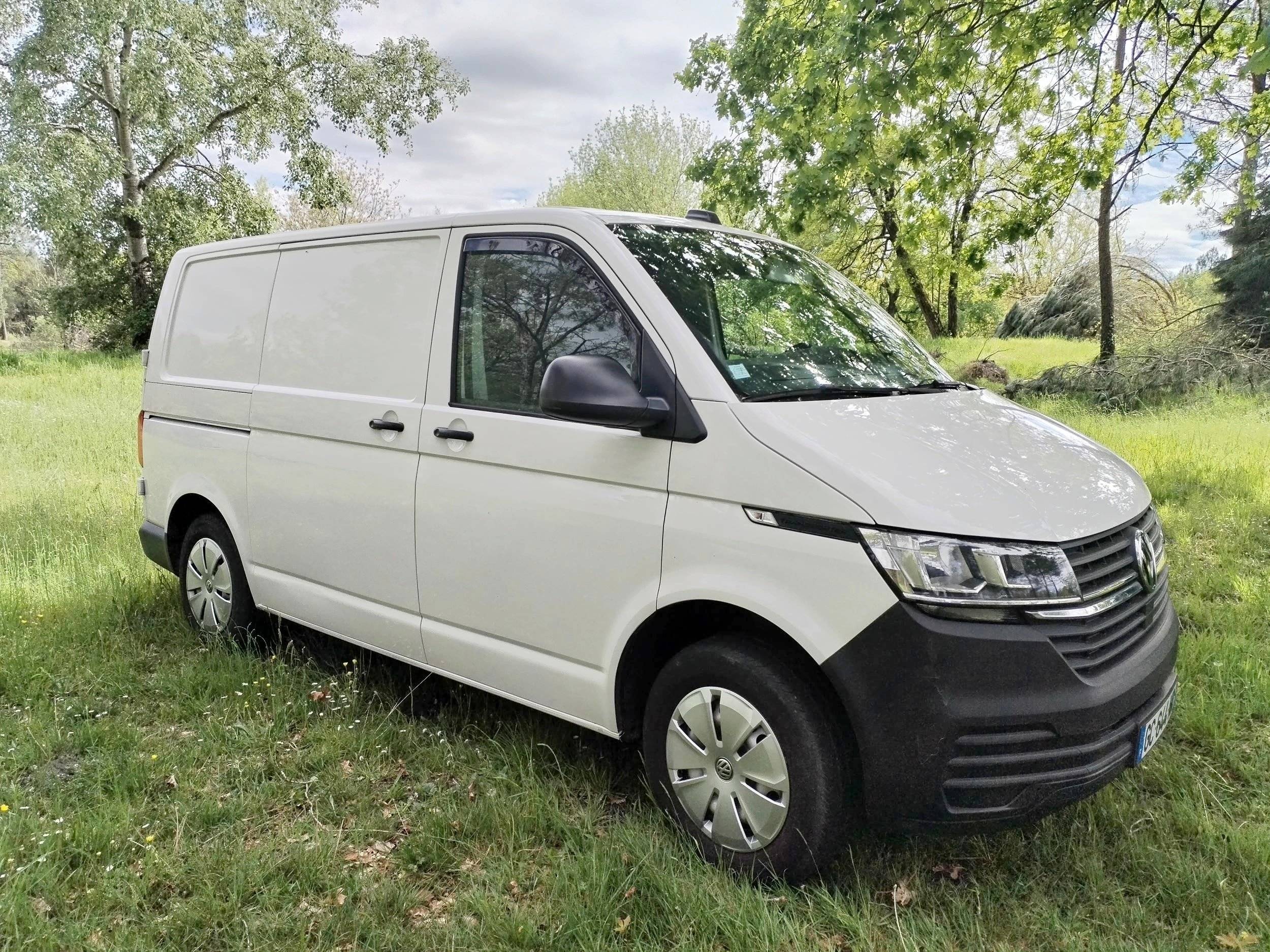 Vista del vehículo ángulo delantero Volkswagen Volkswagen Transporter T6.1 - Yescapa