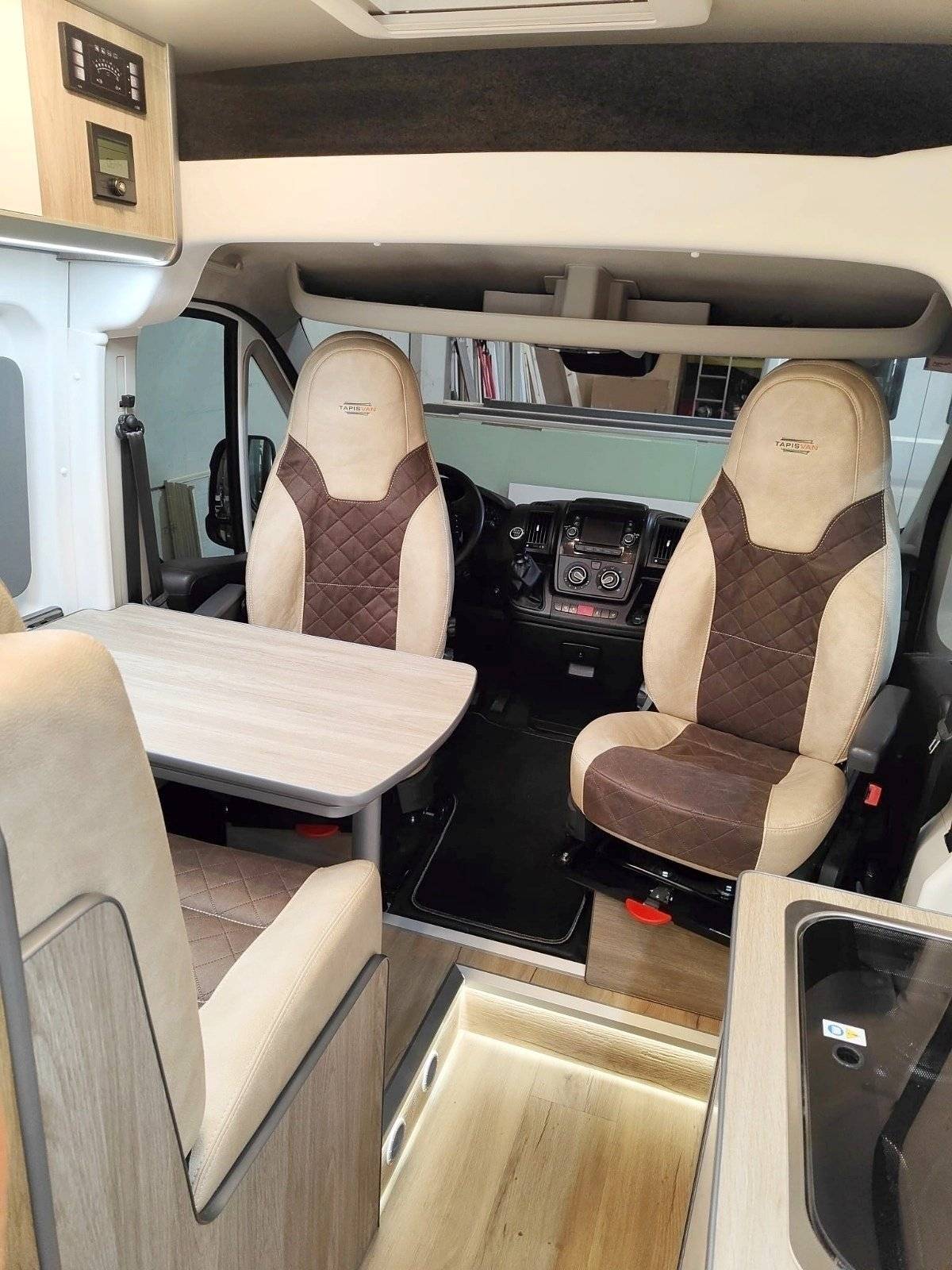 Dining Area Peugeot Peugeot Boxer - Yescapa