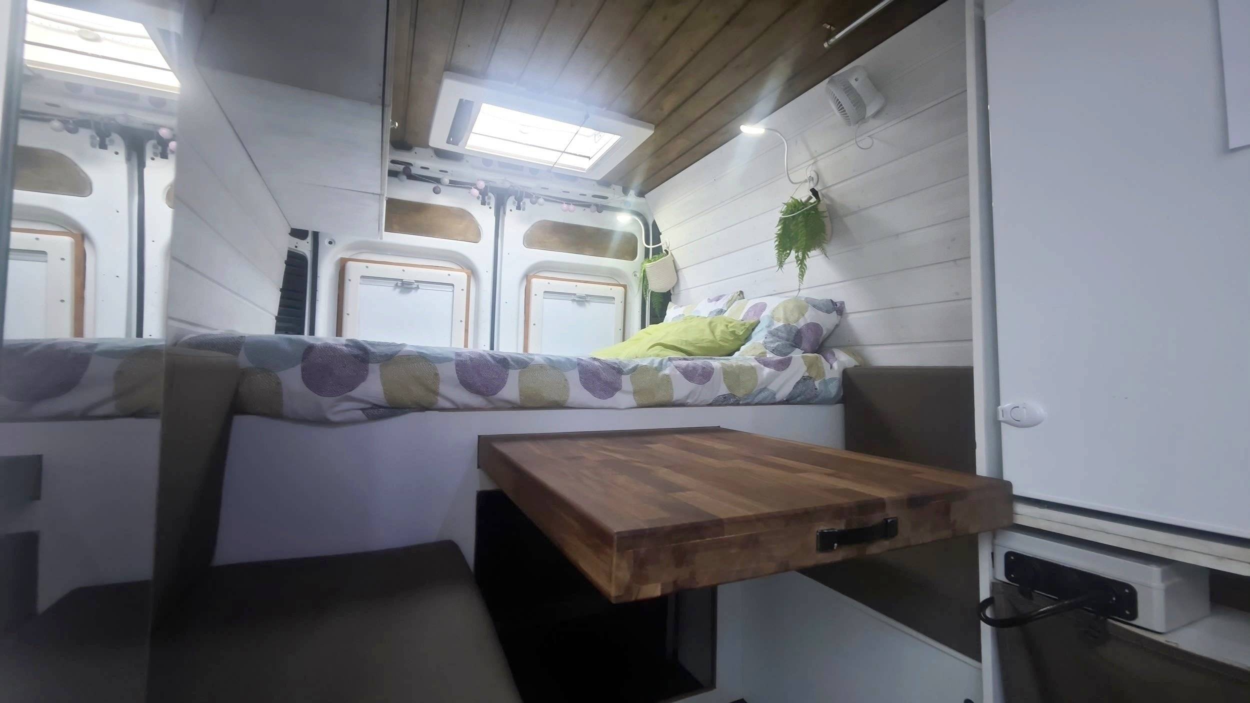 Dining Area Peugeot Boxer 2,2 l 130 ch - Yescapa