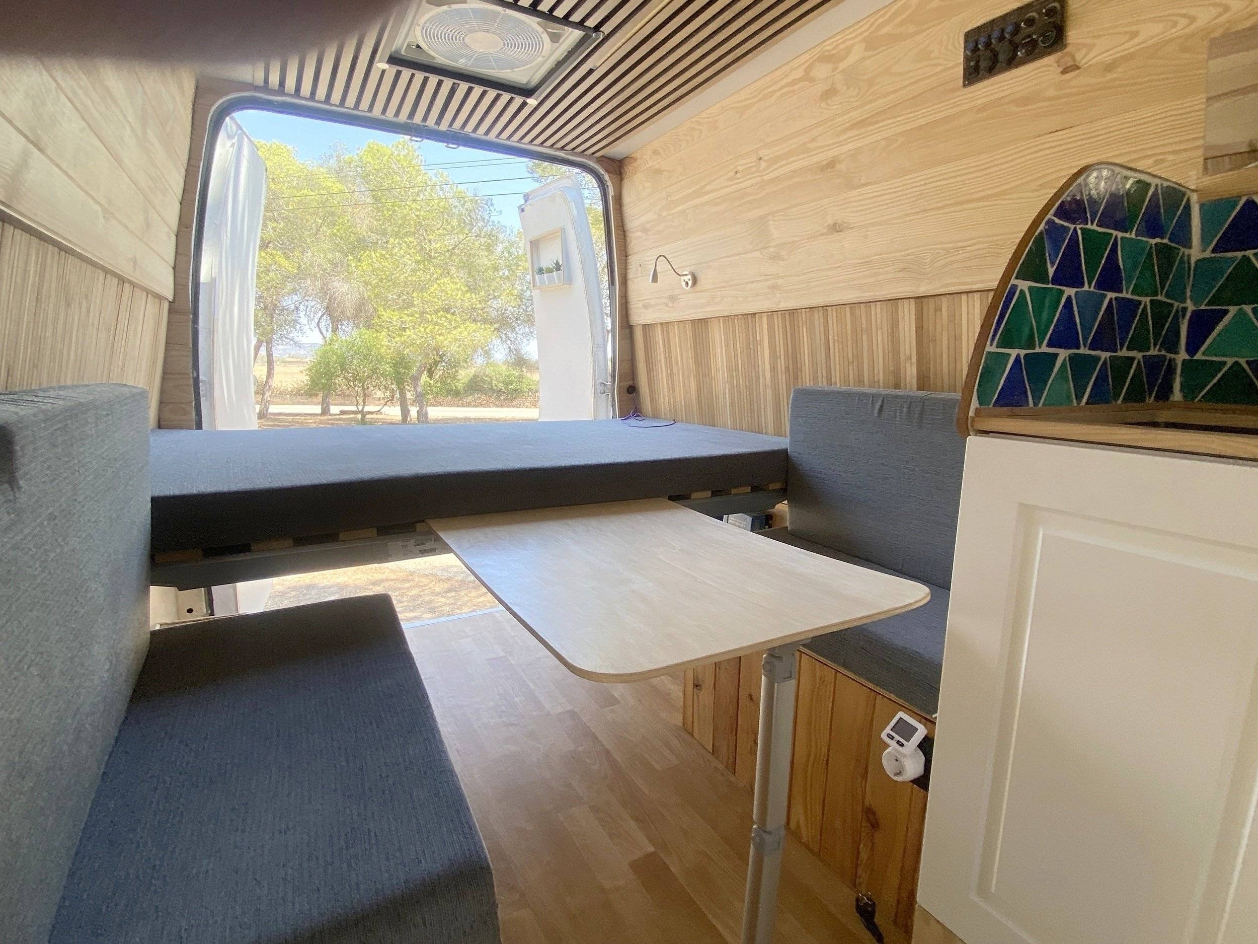 Dining Area Ford FORD TRANSIT 140CV - Yescapa