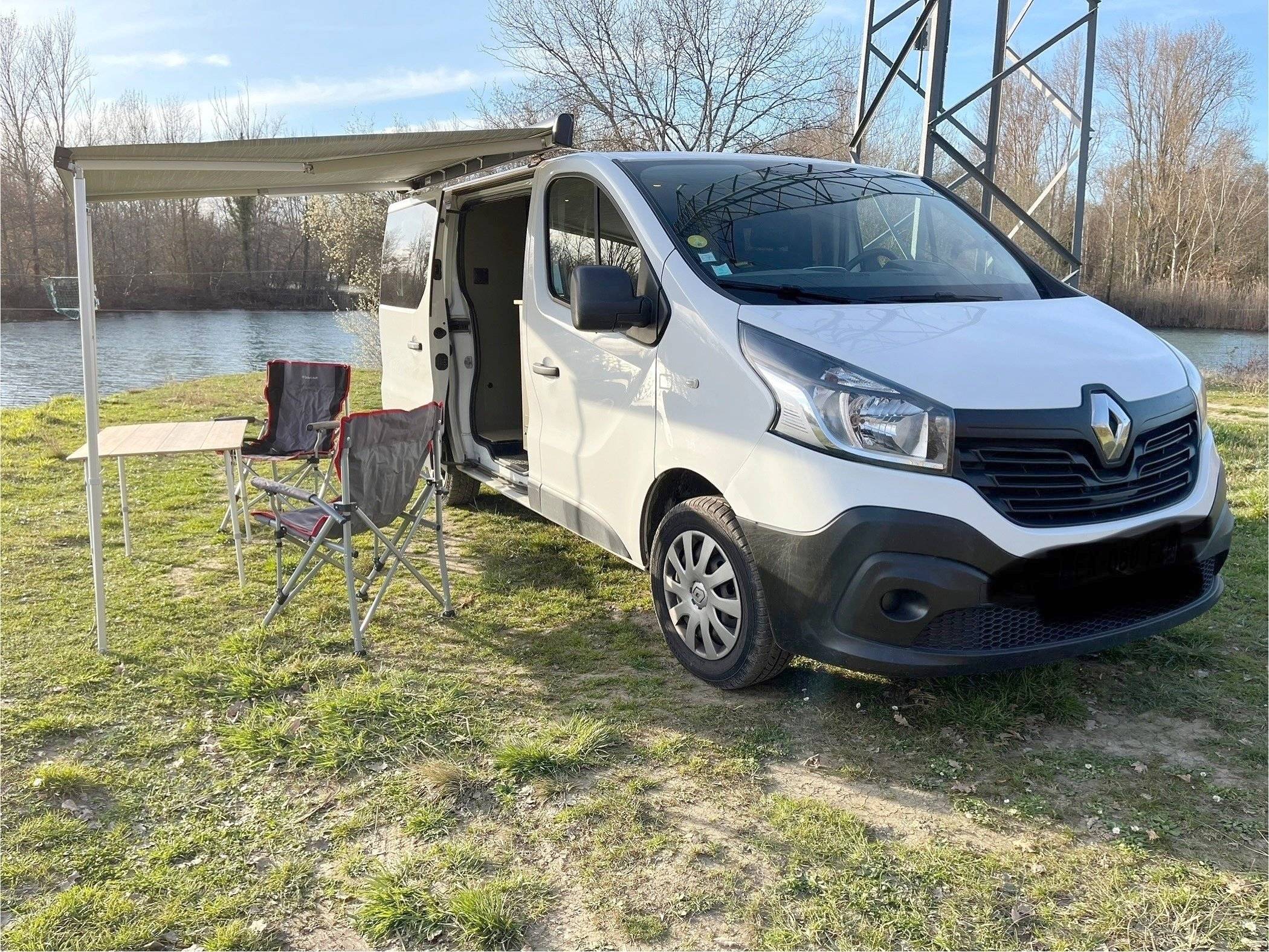 schräge Vorderansicht Renault Trafic 1,6 l 120 ch - Yescapa