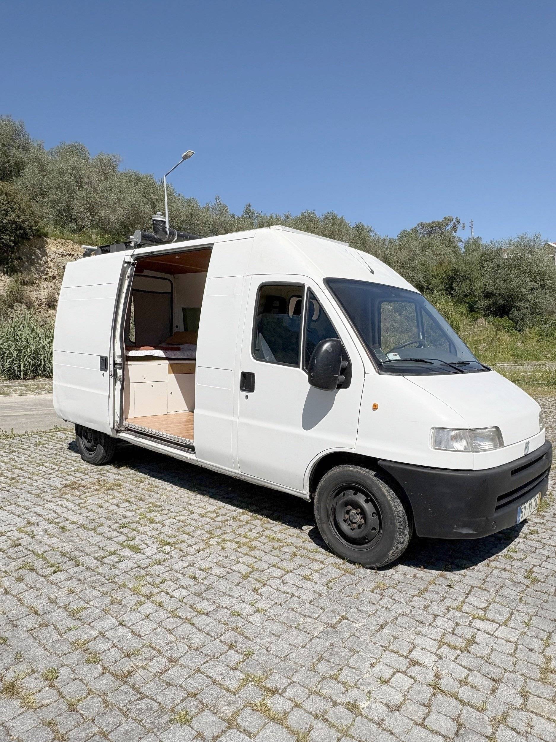 Vista de 3/4 Fiat ducato 2.8 TD - Yescapa