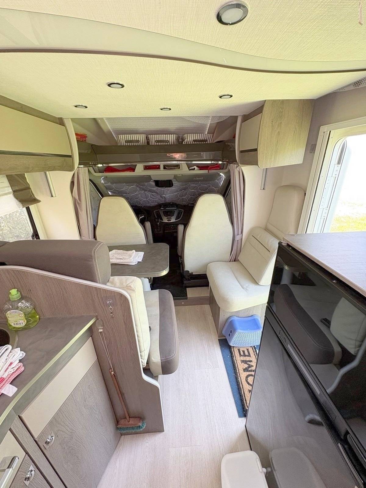 Área de jantar Ford Transit 2,0 l 170 ch - Yescapa