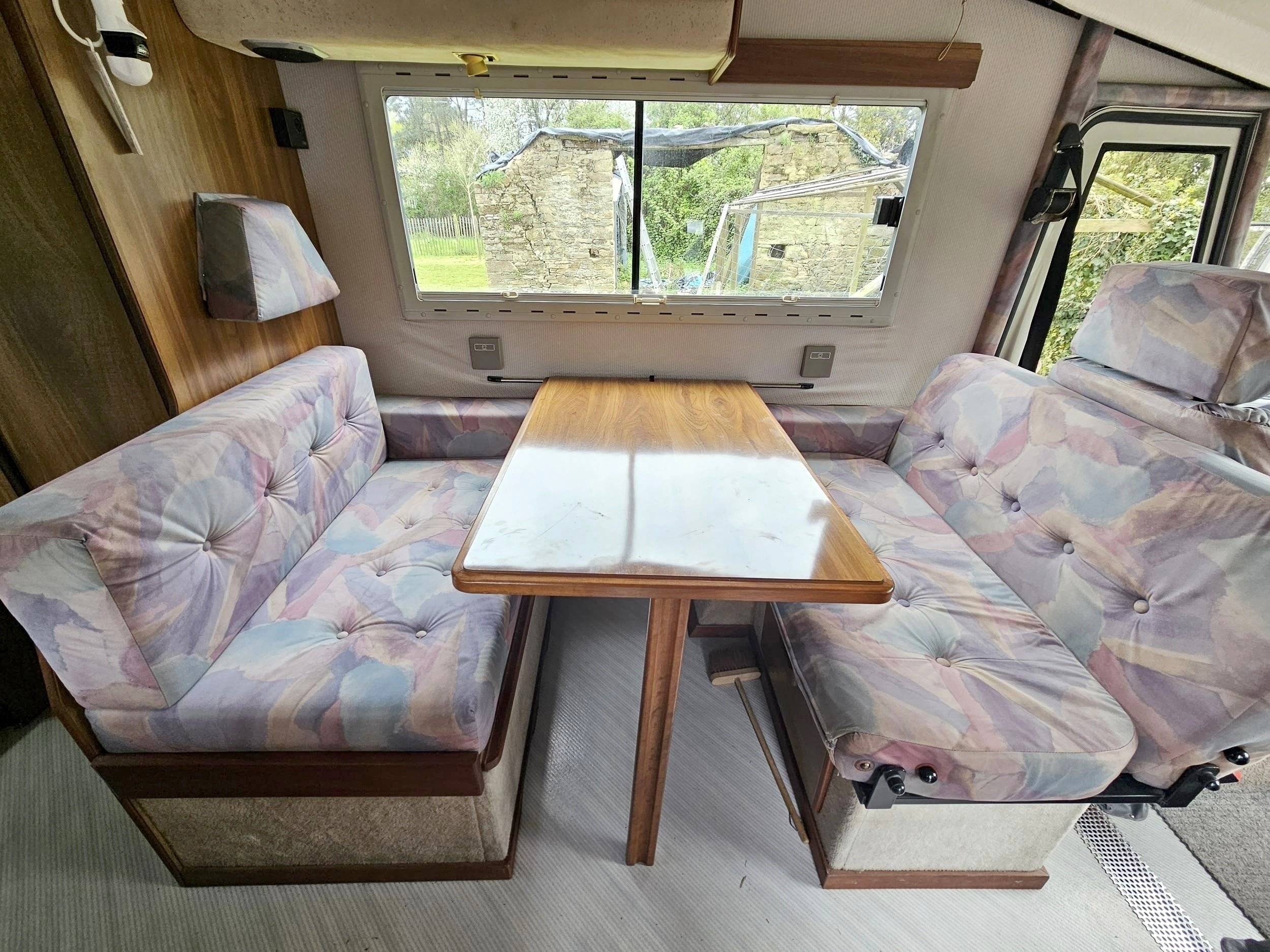 Menjador Peugeot j 5 - Yescapa