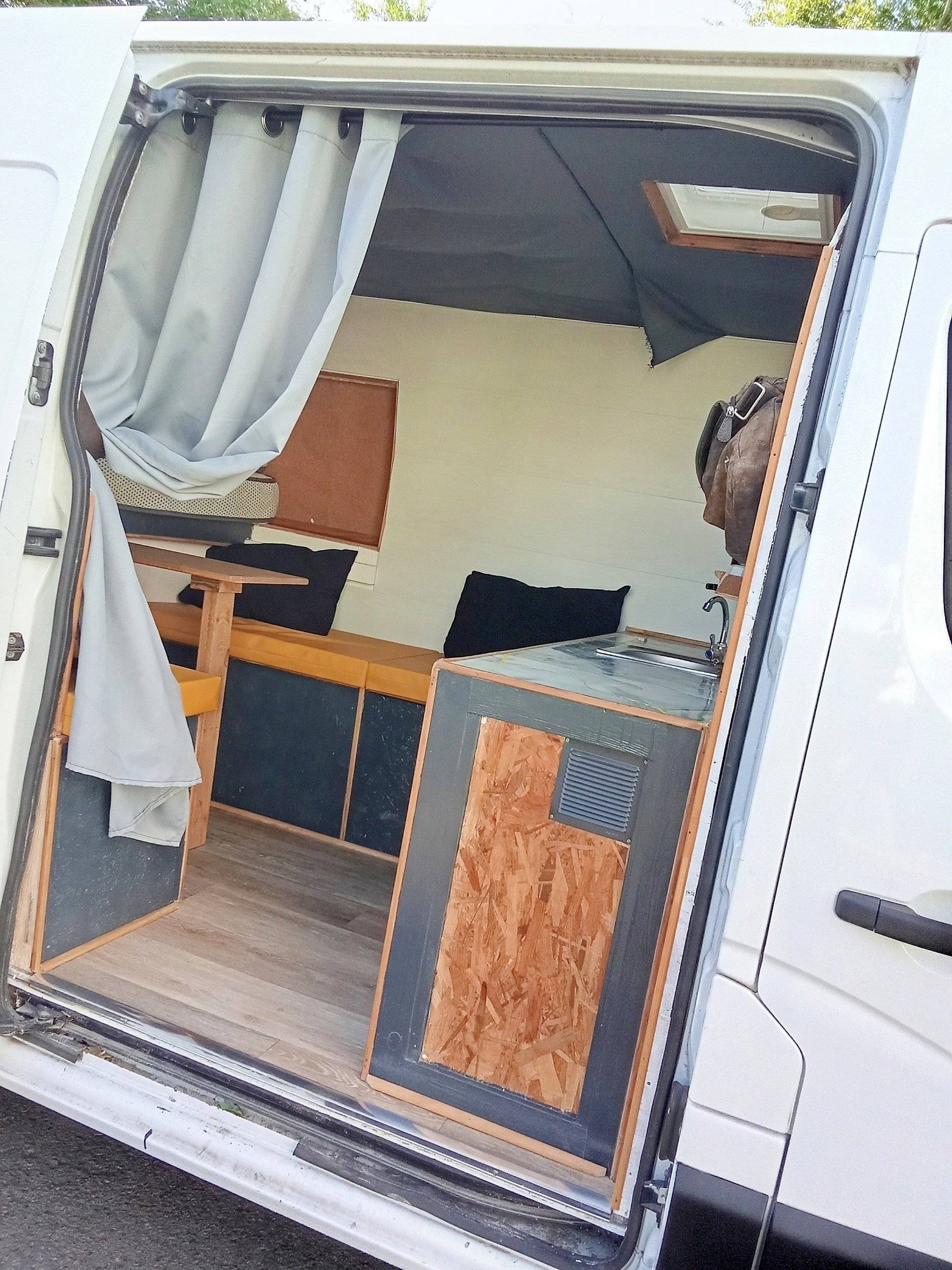 Coin repas Renault Master 2,3 l 135 ch - Yescapa
