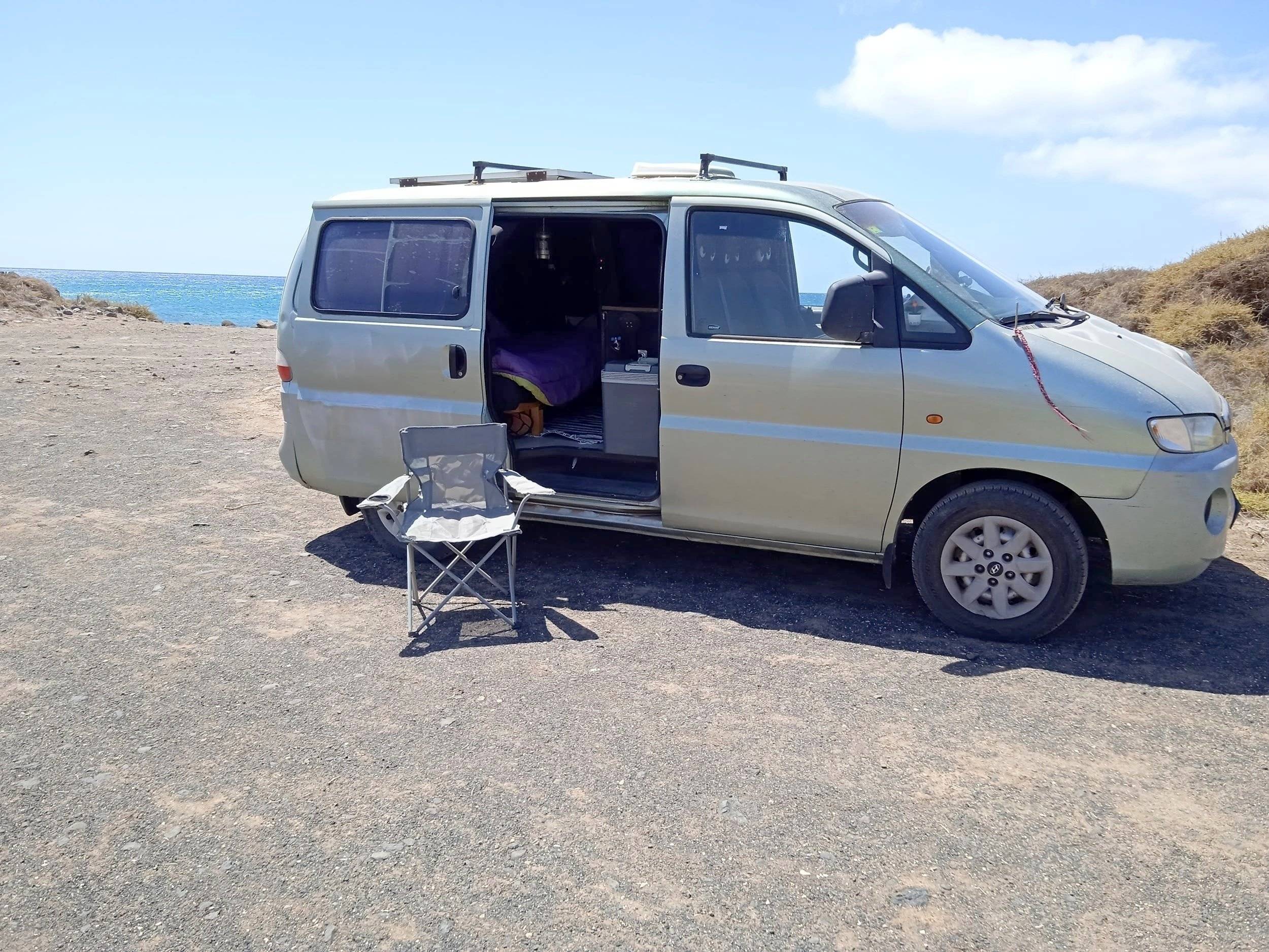 Vista del vehículo ángulo delantero Hyundai H1 - Yescapa