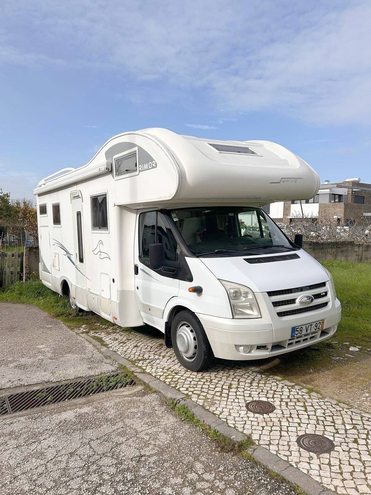 Vista frontale a ¾ Ford - Yescapa