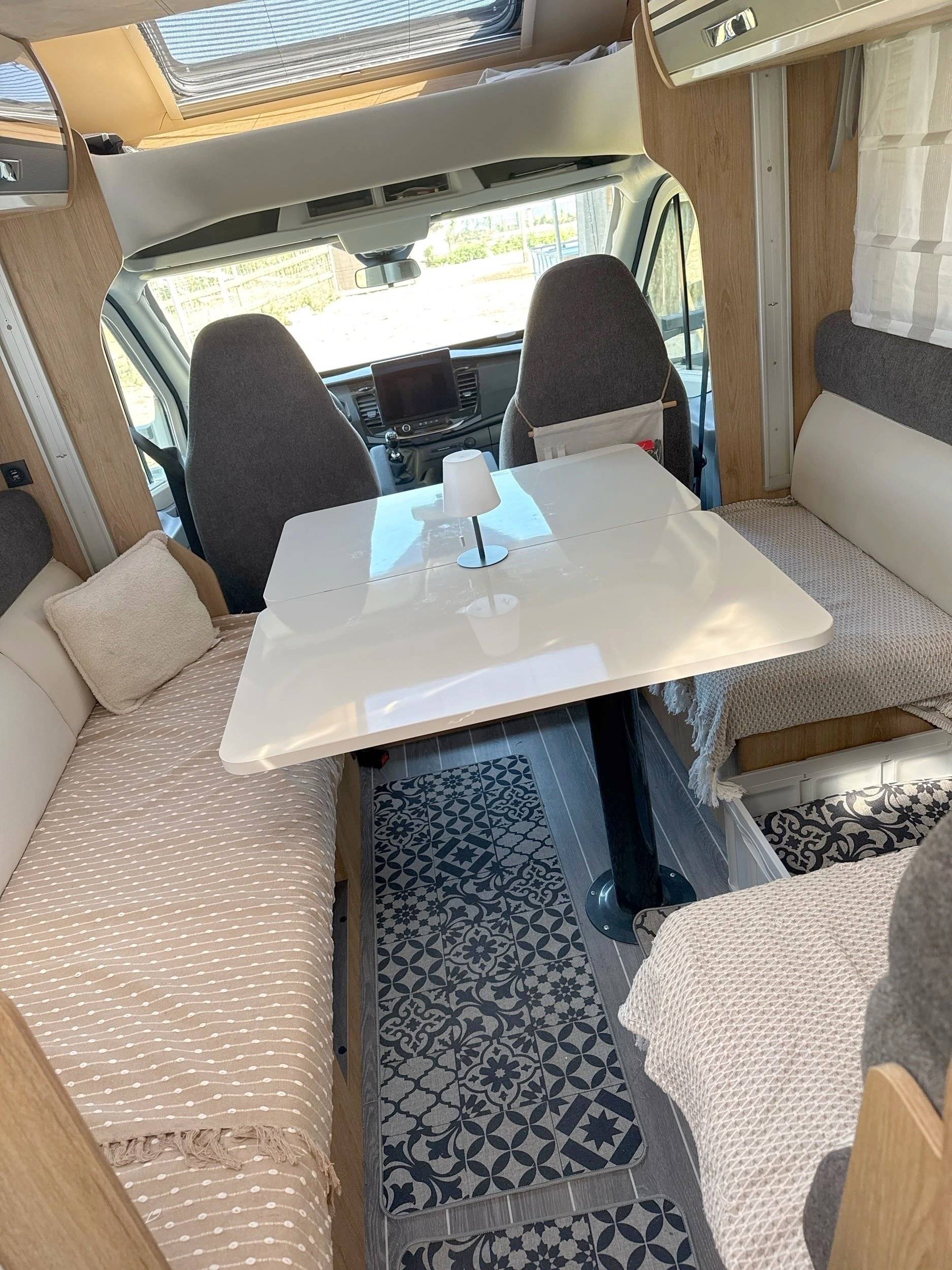 Comedor Ford Transit 170 cv - Yescapa