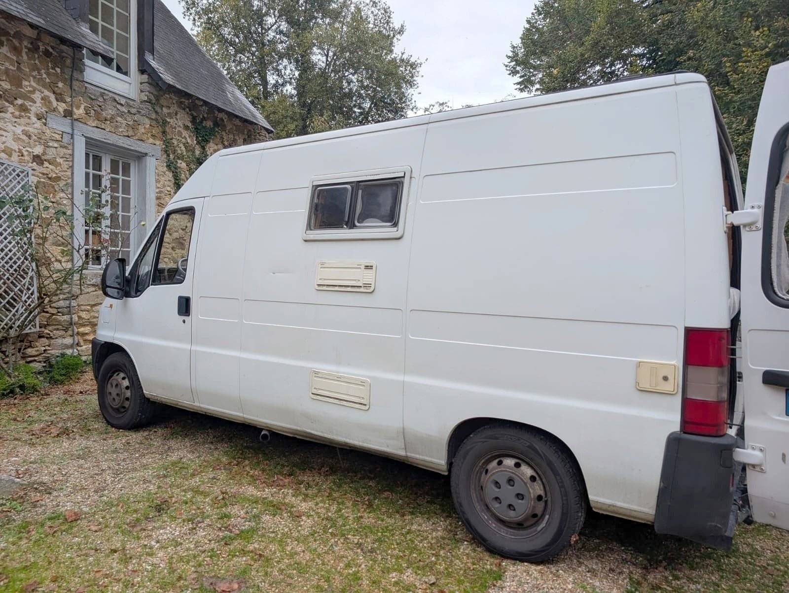 Vista de 3/4 Citroën Jumper 1,6 l 95 ch - Yescapa