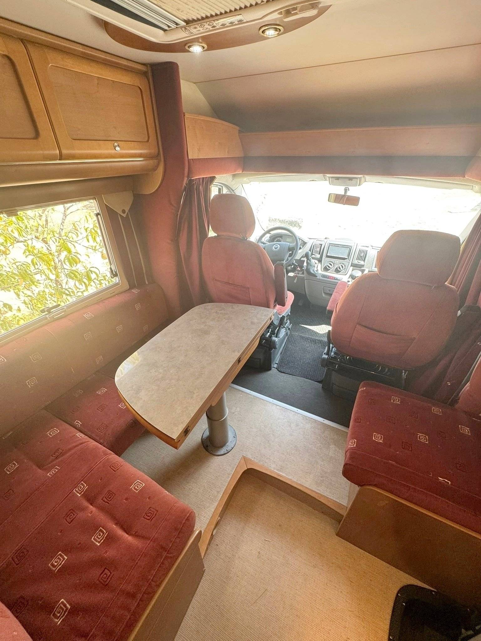 Dining Area Fiat Ducato 2,2 l Multijet 130 ch. - Yescapa