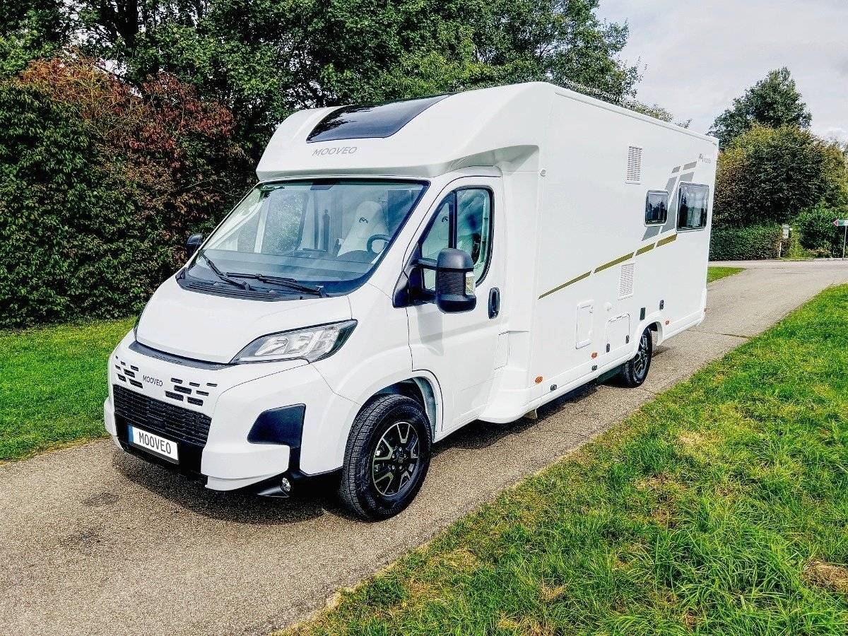 Front view from 3/4 Fiat P690S Expression (Automatic) - Yescapa