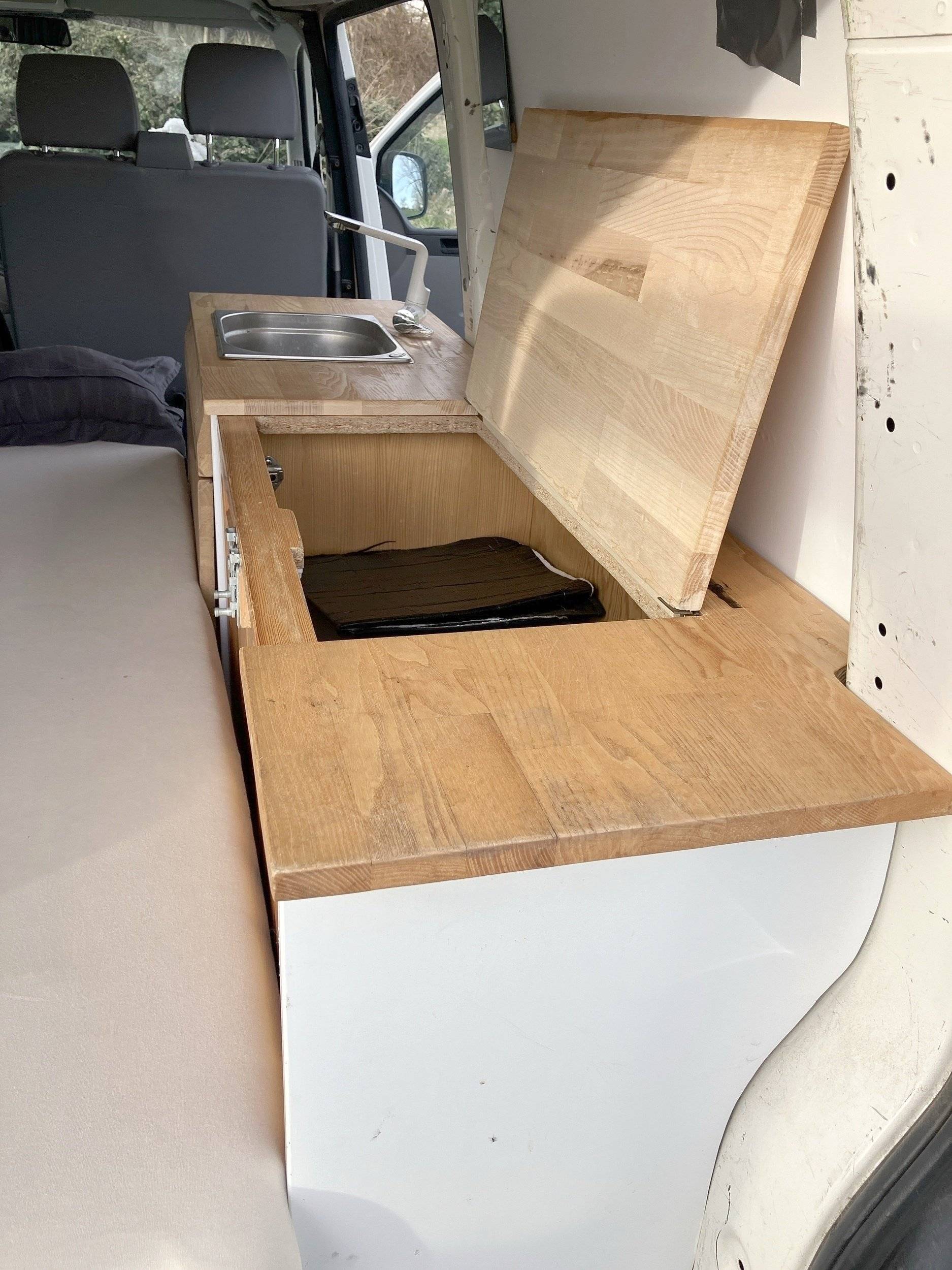 Cozinha Volkswagen T5 Transporter 1,9 TDI 114cv - Yescapa