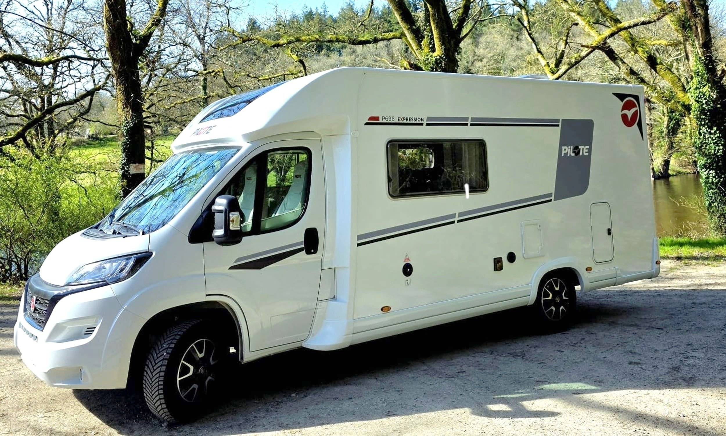 Vue avant de 3/4 Fiat Ducato 140 ch - Yescapa