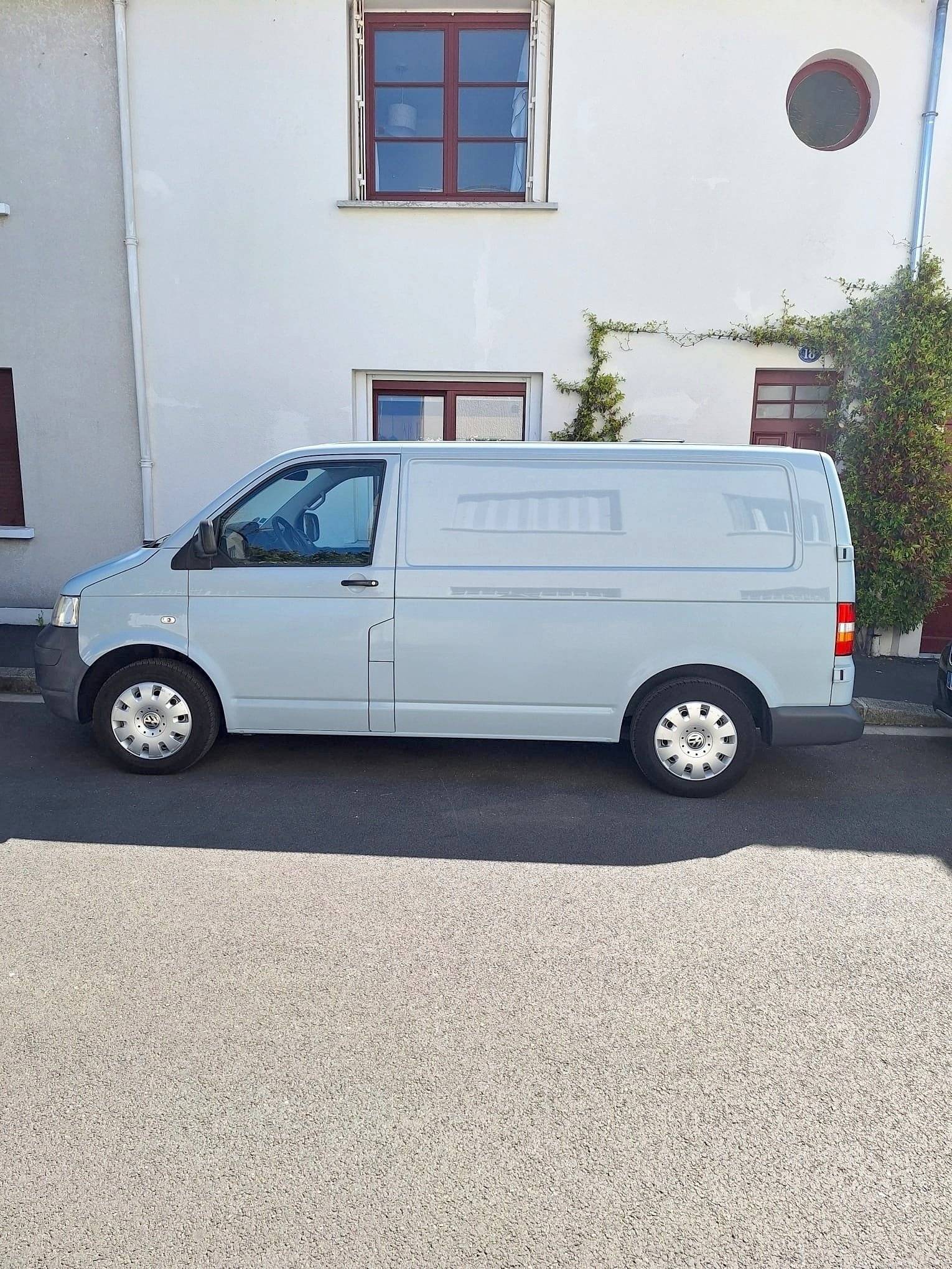 Vue avant de 3/4 Volkswagen T5 - Yescapa