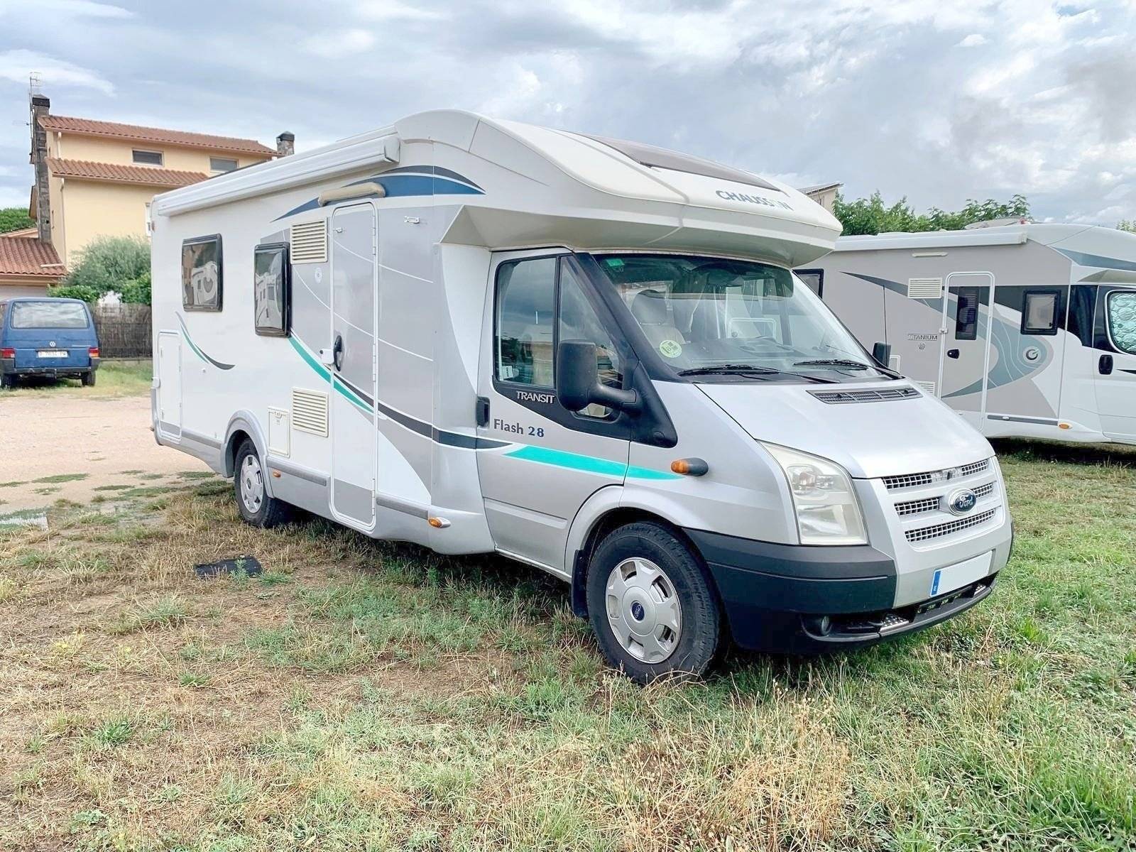Vista de 3/4 Ford FORD TRANSIT - Yescapa
