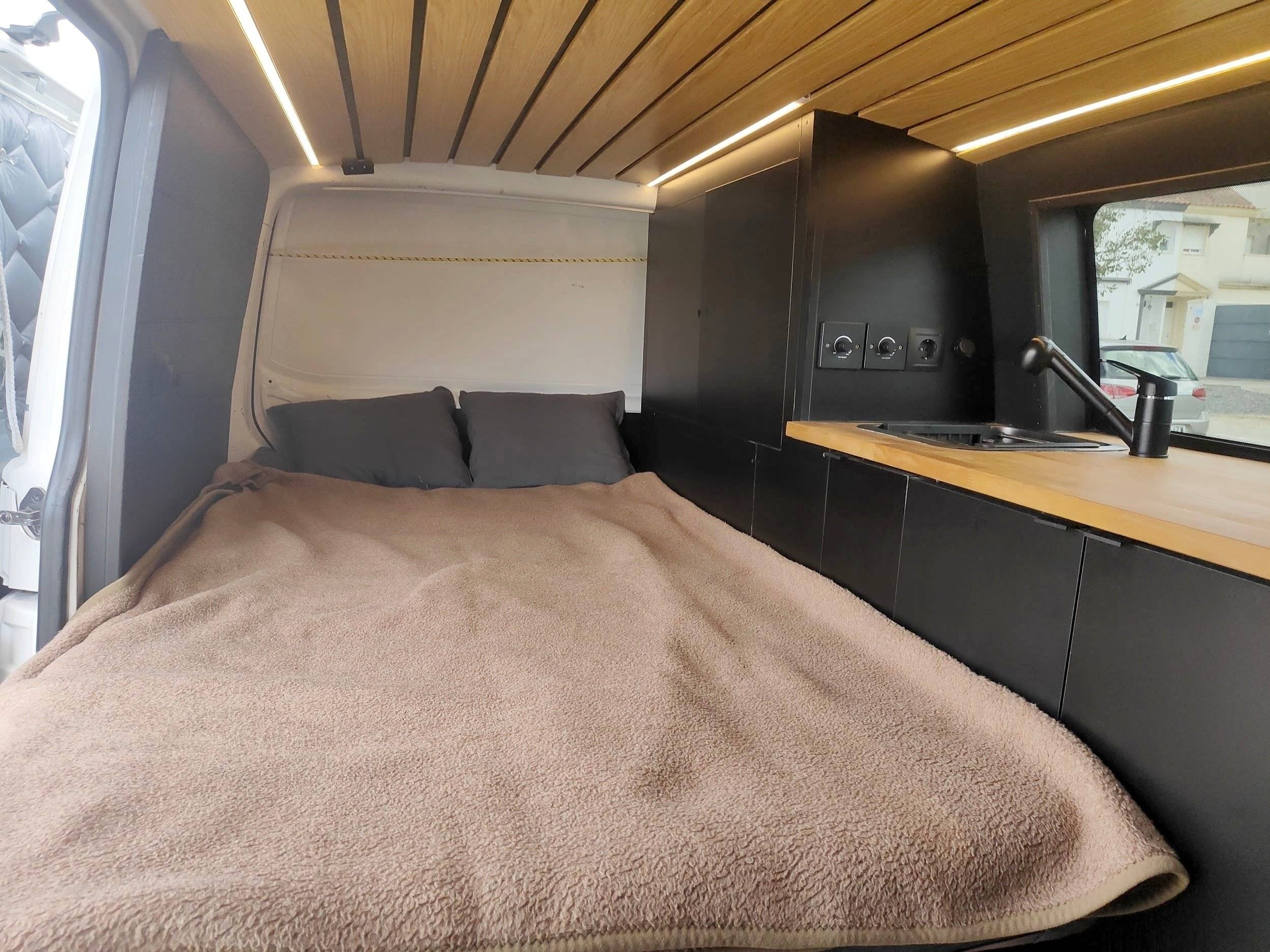 Couchages Volkswagen T5 TDI 104 ch - Yescapa