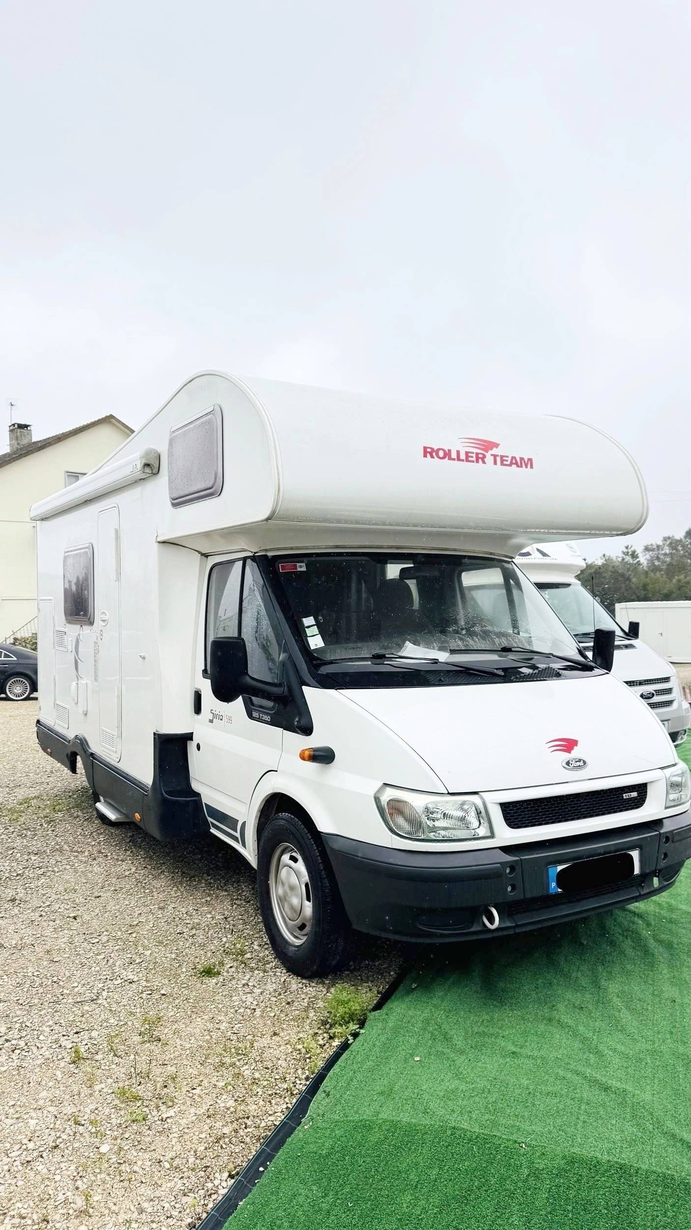 schräge Vorderansicht Ford Transit 2,0 l 115 ch - Yescapa