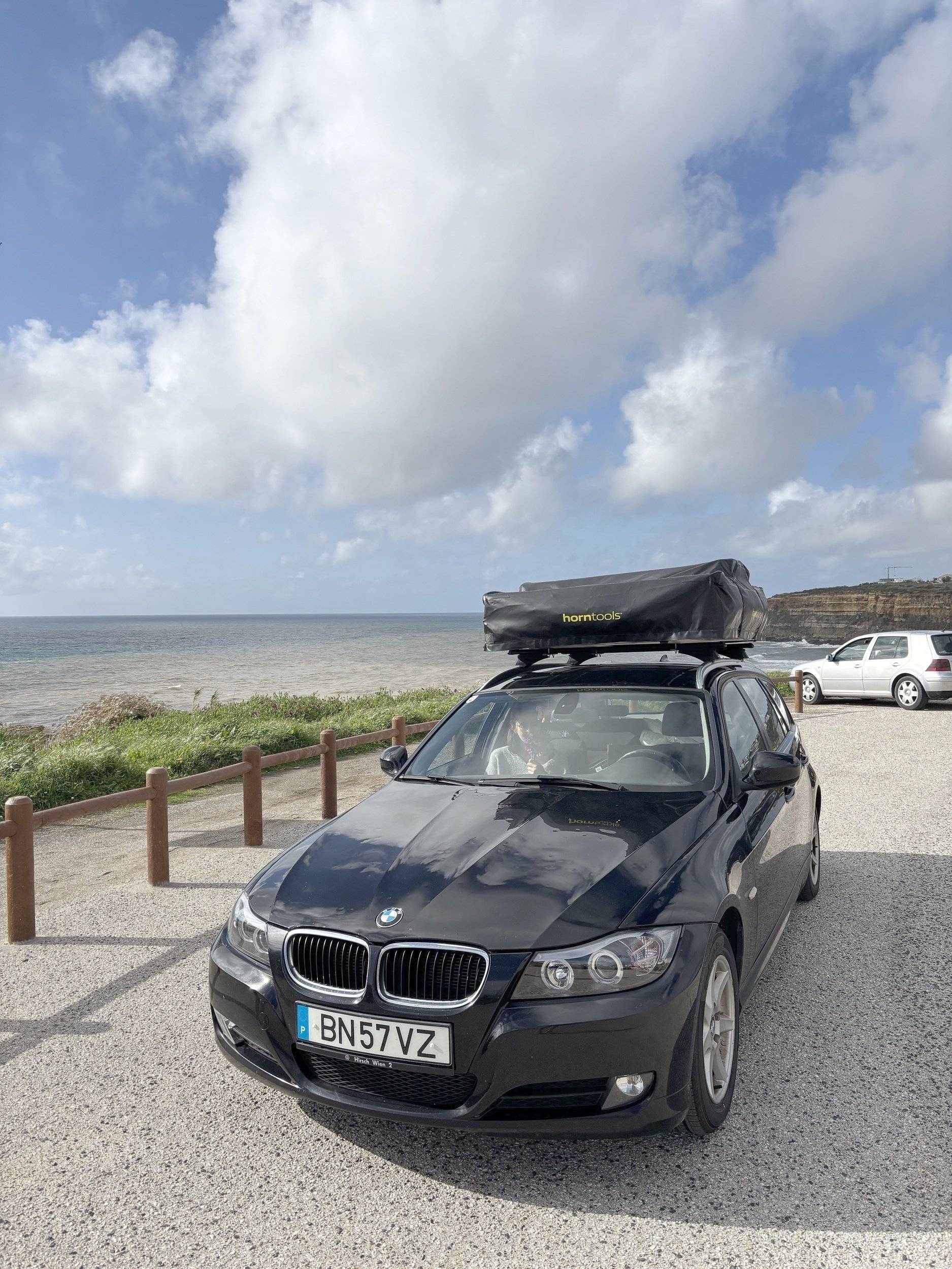 Front view from 3/4 BMW with Rooftent perfect for 2 - Yescapa