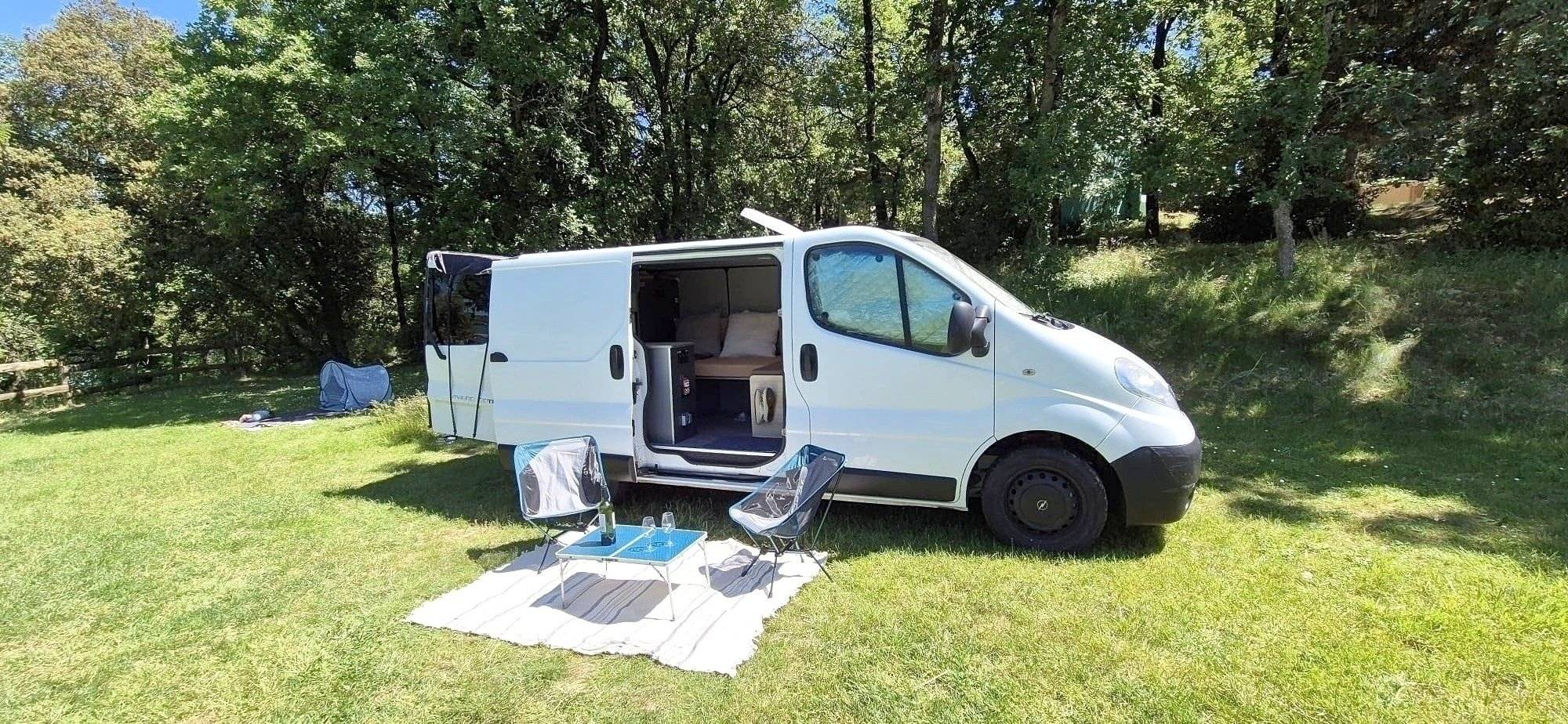Vista de 3/4 Opel Vivaro 115ch - Yescapa