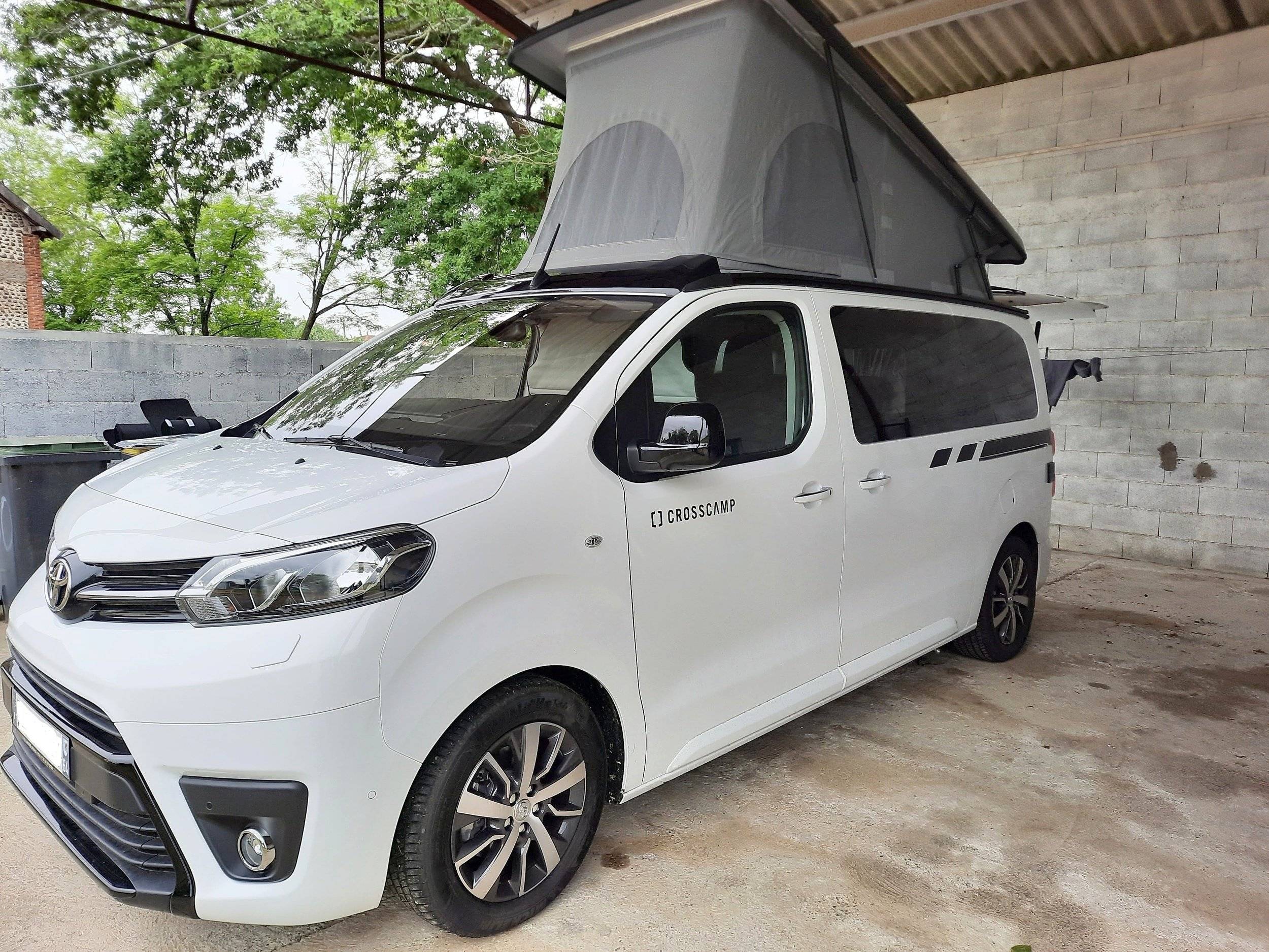 Vue avant de 3/4 Toyota Proace - Yescapa
