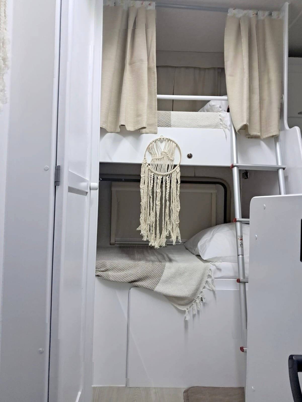 Berth Fiat fiat ducato 2800 JTD - Yescapa