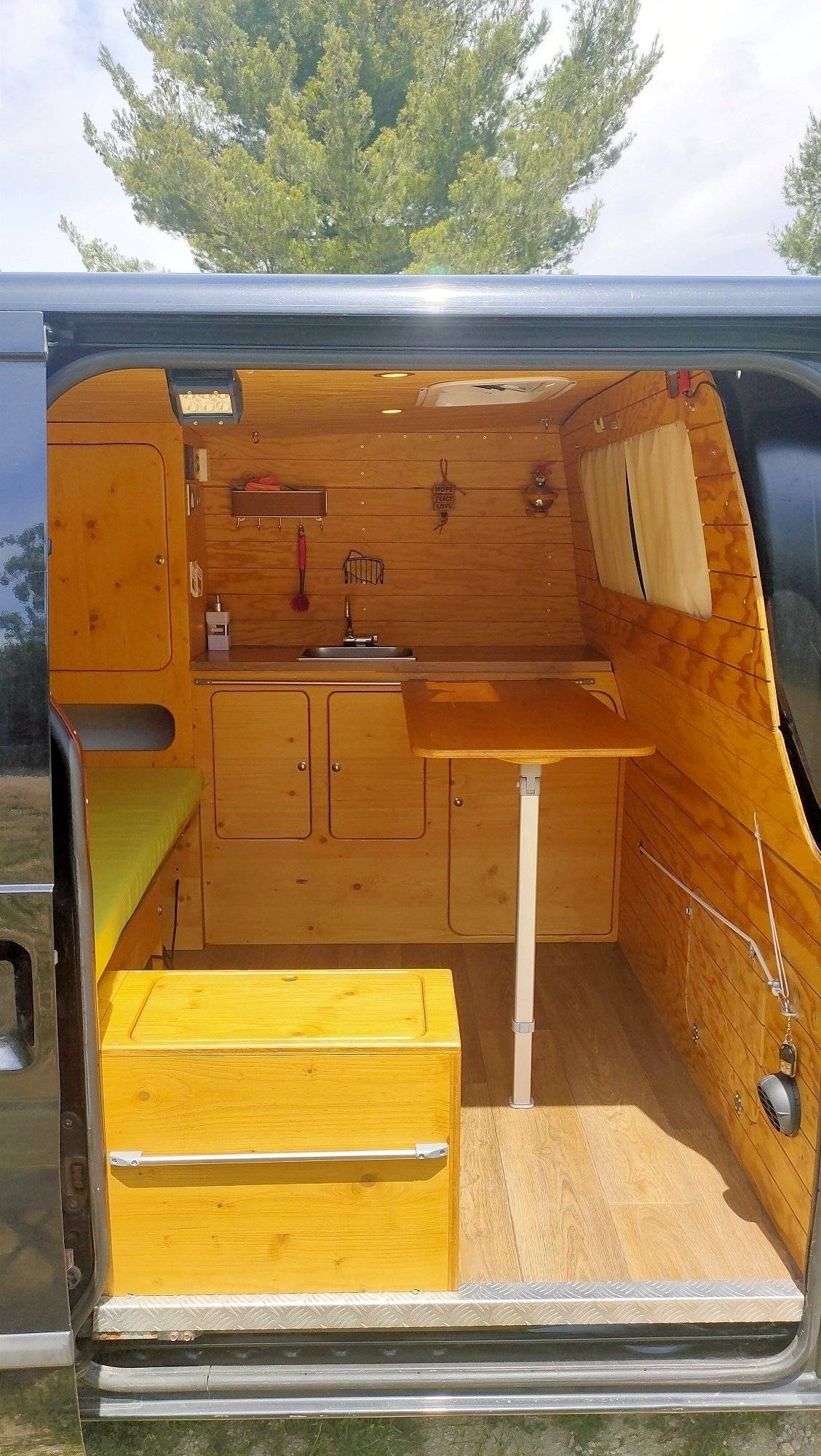 Dinette Ford Transit - Yescapa