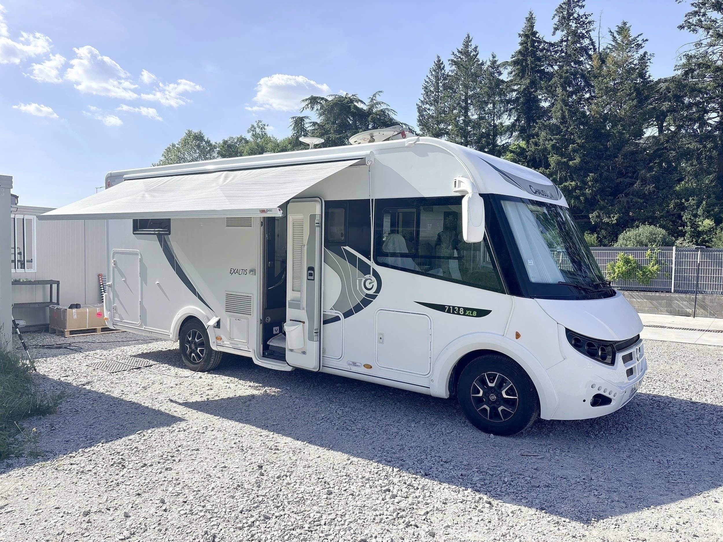 Vue avant de 3/4 Fiat Ducato 2,3 l 150 ch - Yescapa