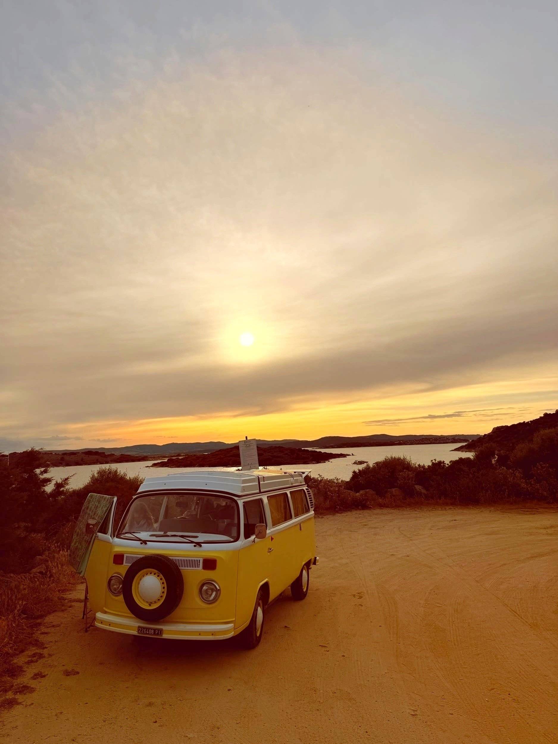 Front view from 3/4 Volkswagen volkswagen T2 B - Yescapa