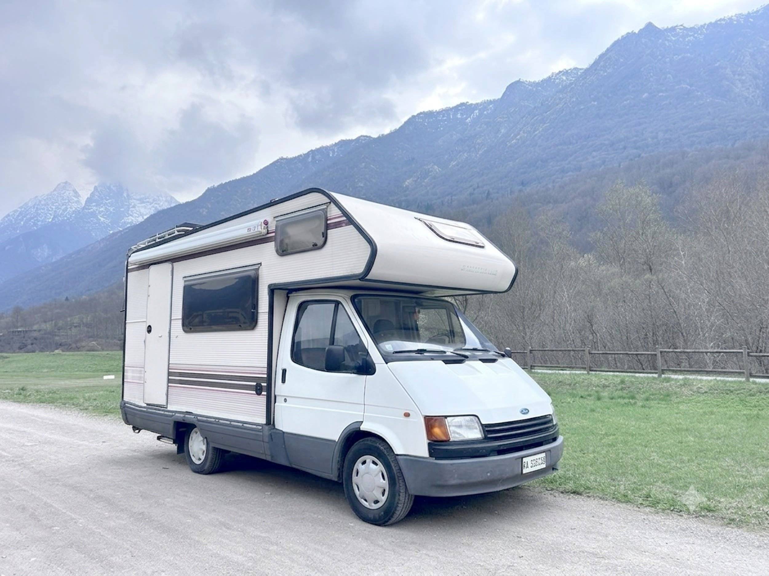 Vista de 3/4 Ford rimor katamarano - Yescapa