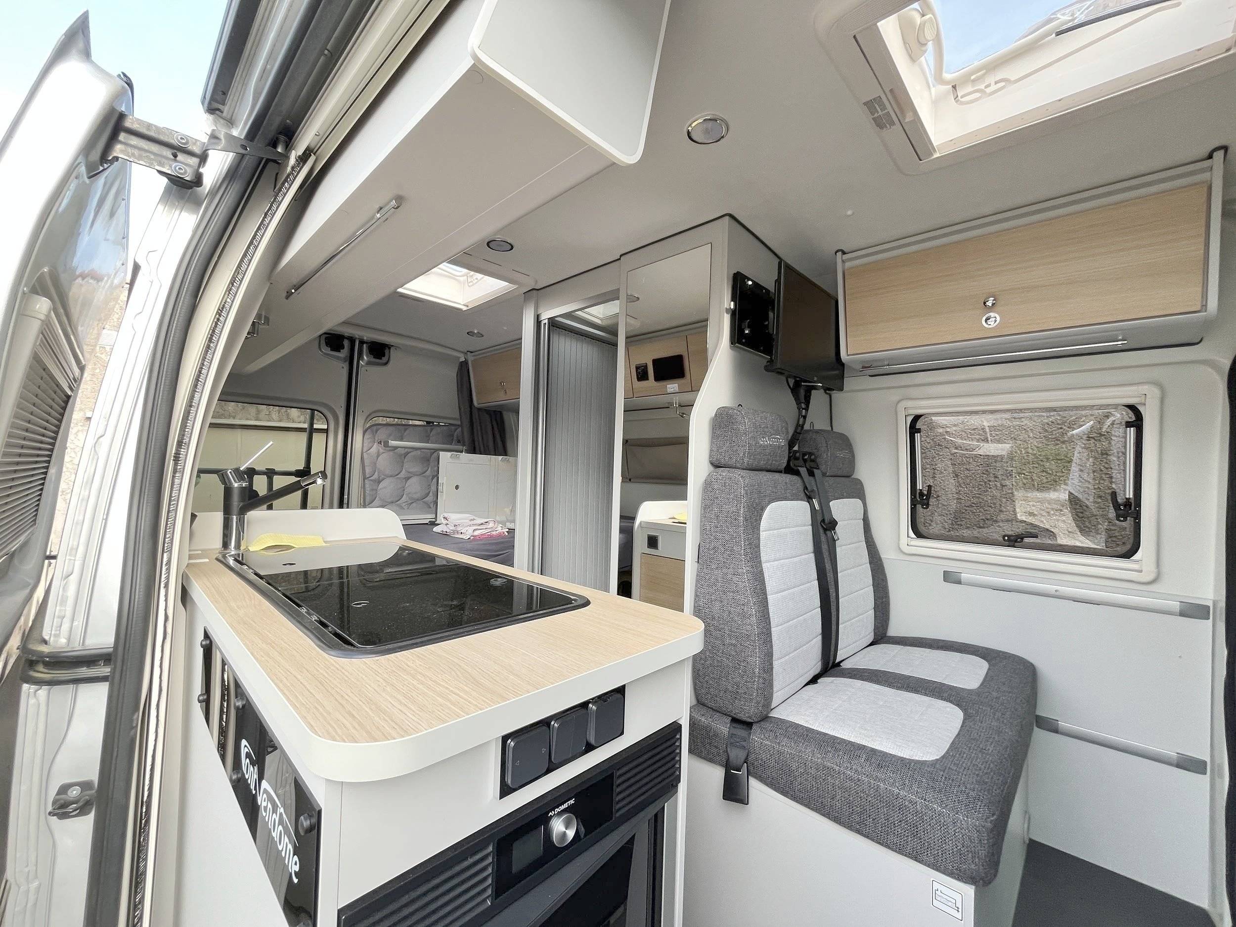 Área de jantar Renault Master 2,3 l 135 ch - Yescapa