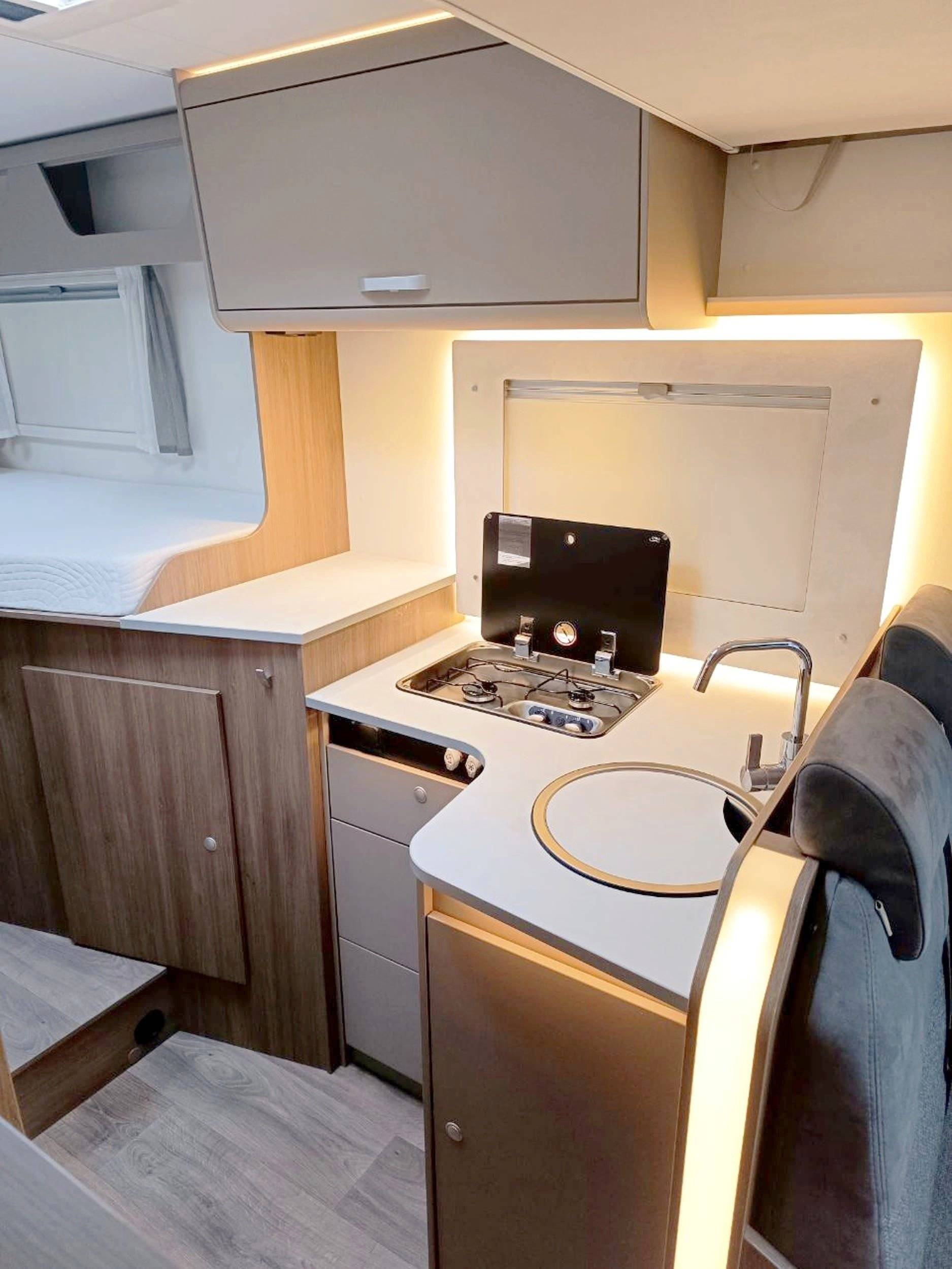 Cozinha Ford Transit 2.0 TdCi - Yescapa