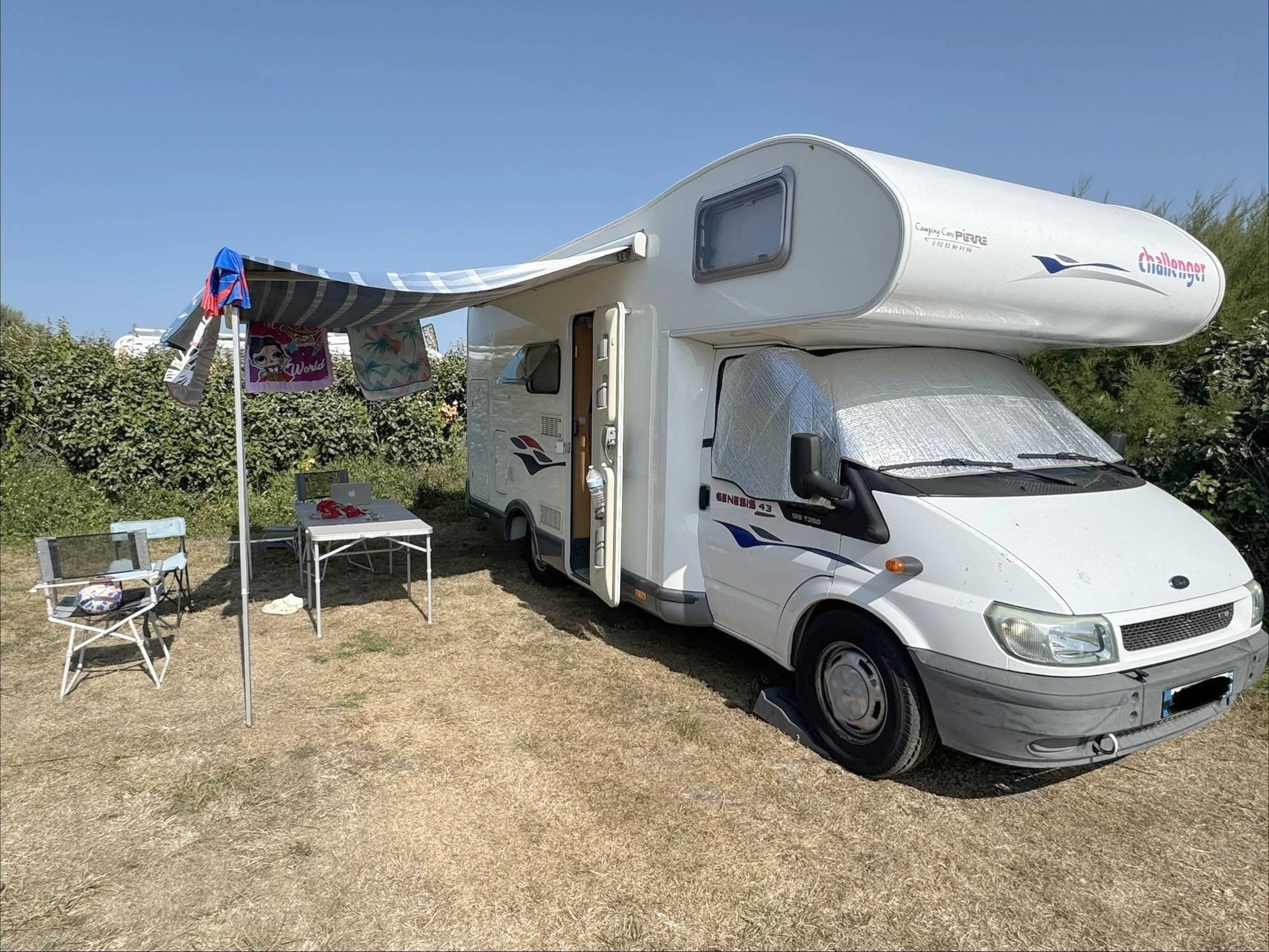 Front view from 3/4 Ford Transit 2,0 l 130 ch - Yescapa