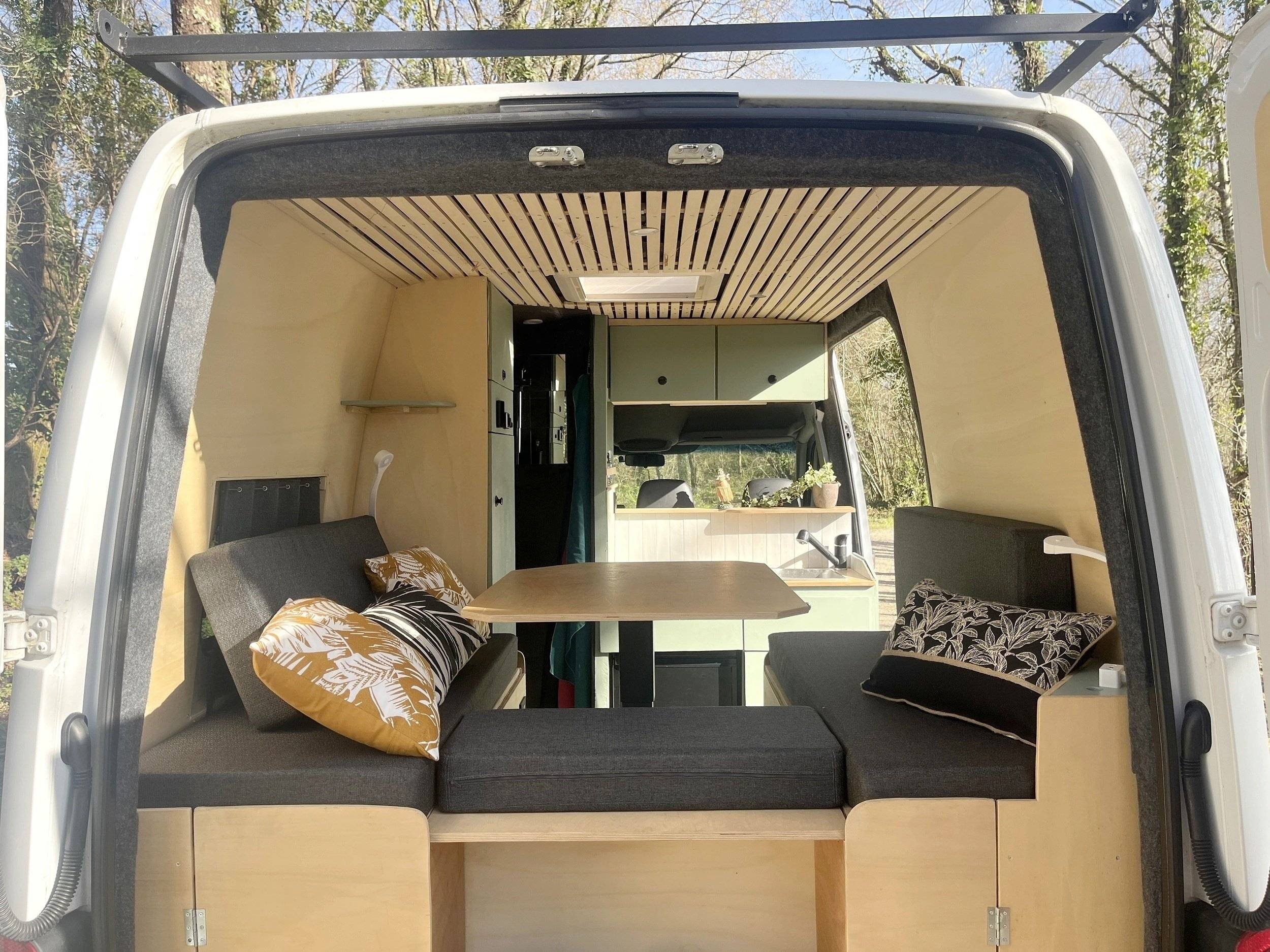 Dining Area Mercedes Mercedes Sprinter - Yescapa