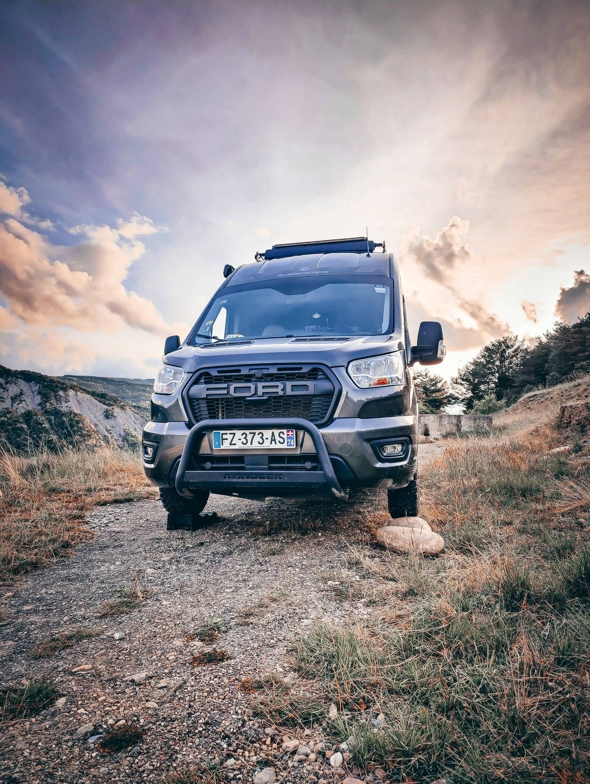 Vista del vehículo ángulo delantero Ford TRANSIT 170 CV - Yescapa
