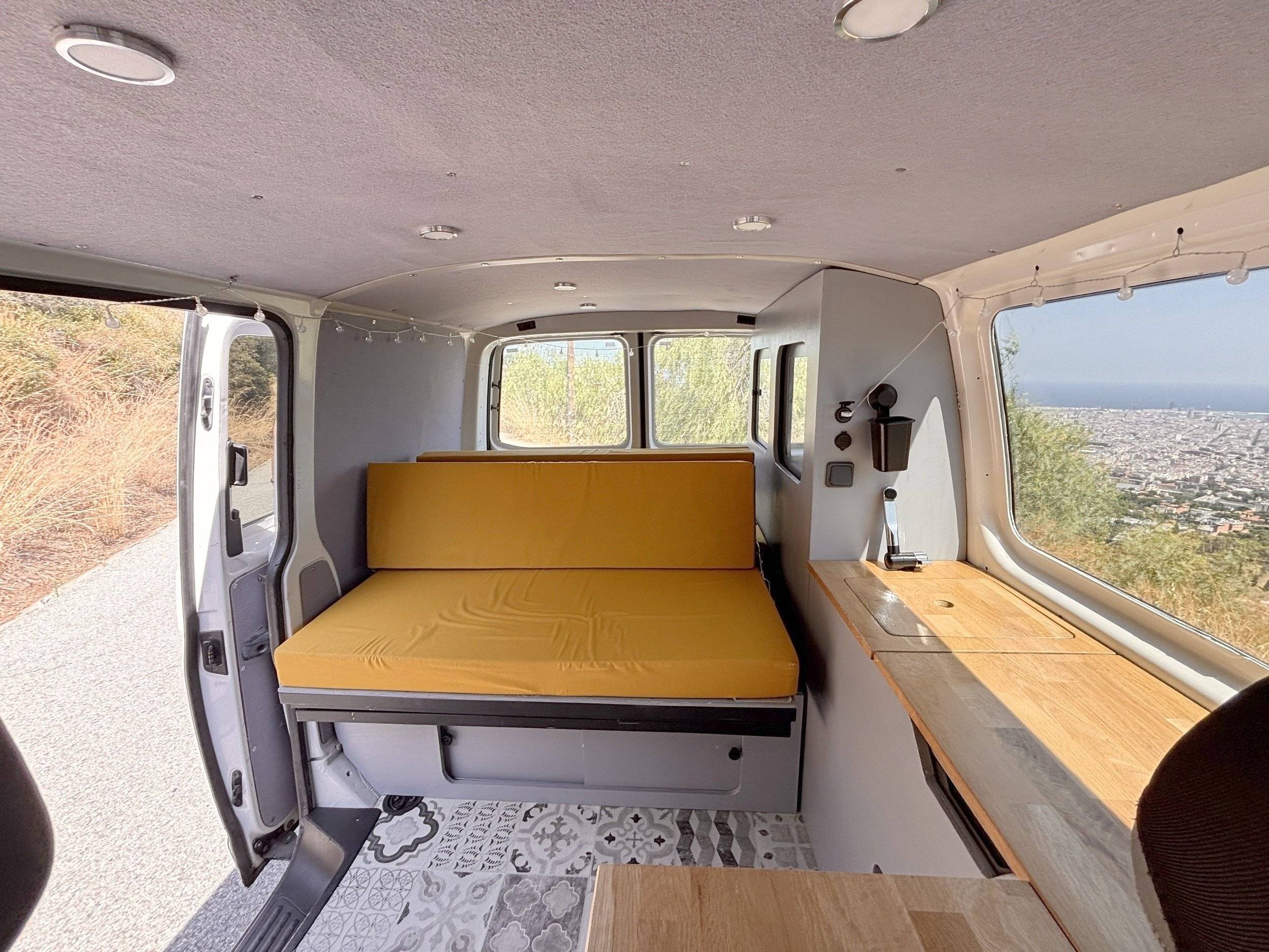 Dining Area Volkswagen T5 TDI 104 ch - Yescapa