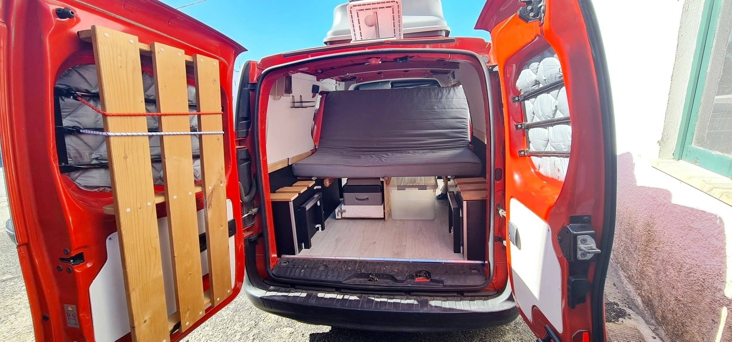 schräge Vorderansicht Renault Kangoo Maxi - Yescapa