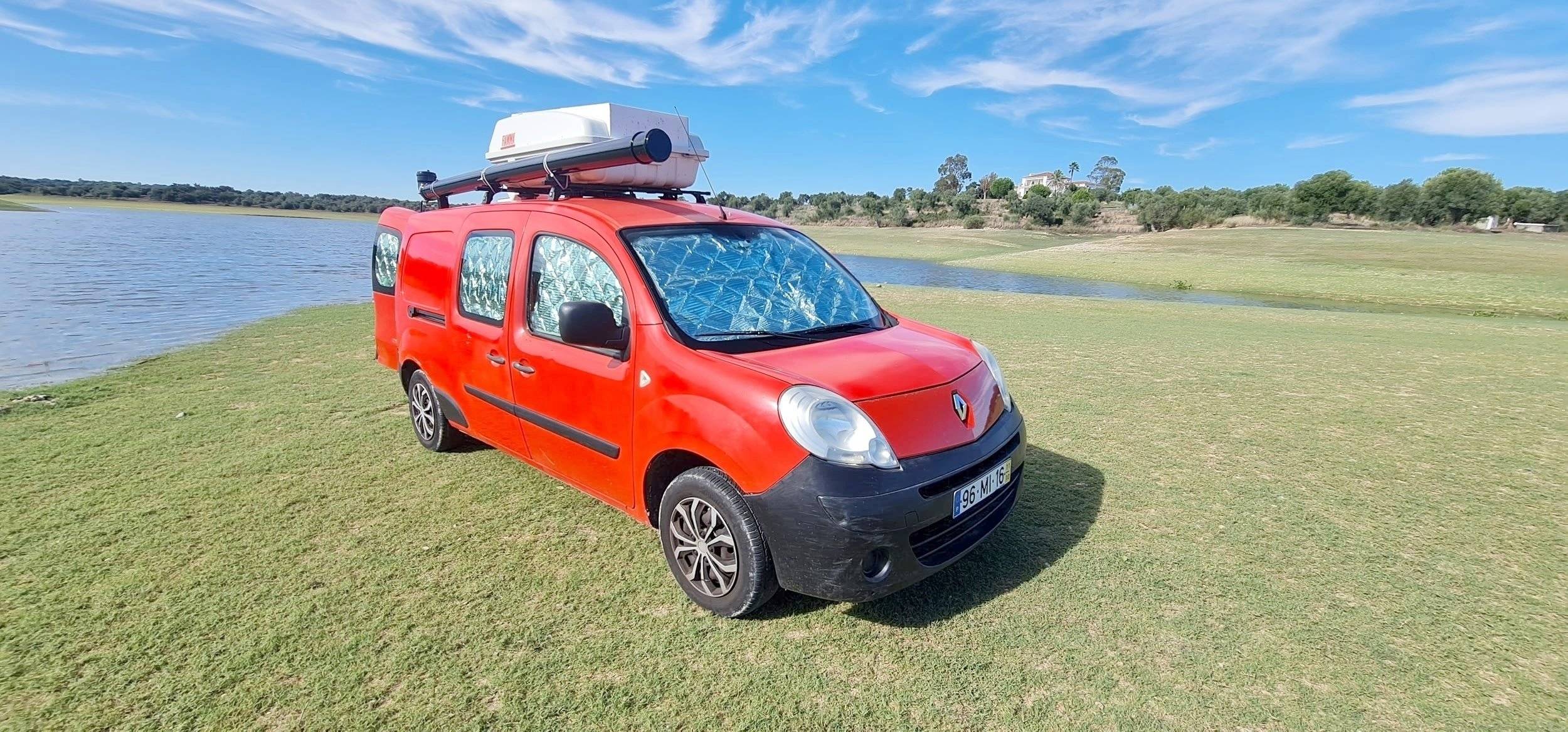 schräge Vorderansicht Renault Kangoo Maxi - Yescapa