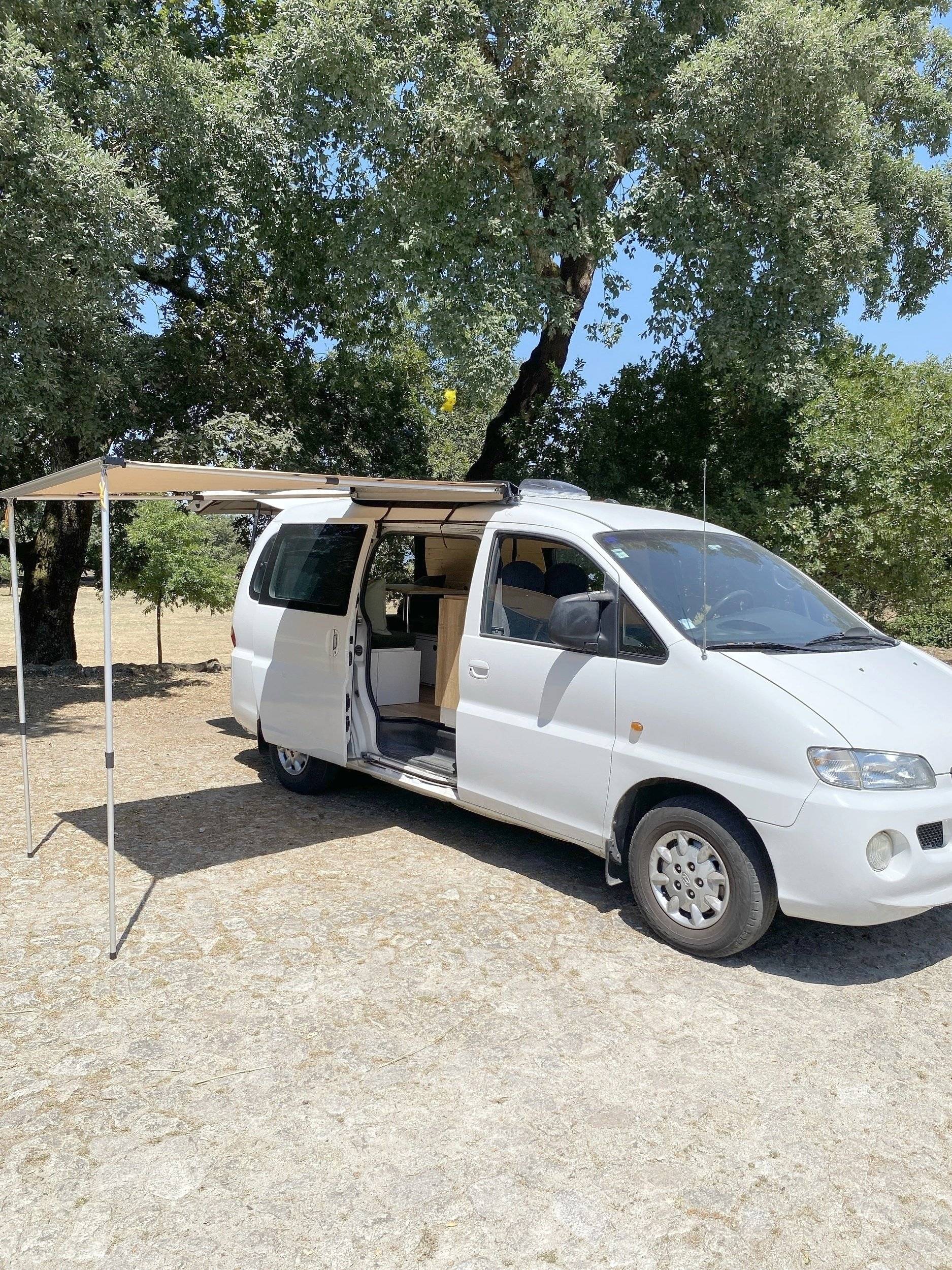 Front view from 3/4 Hyundai H1 - Yescapa