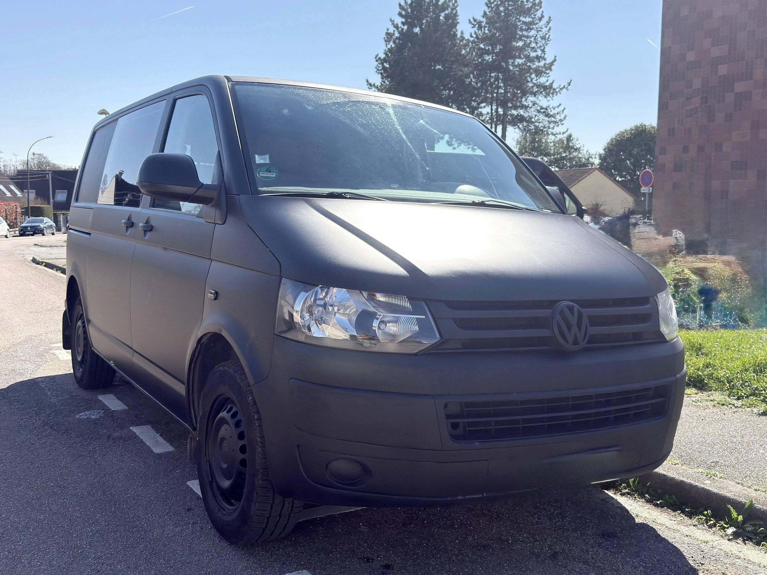 schräge Vorderansicht Volkswagen Transporter - Yescapa