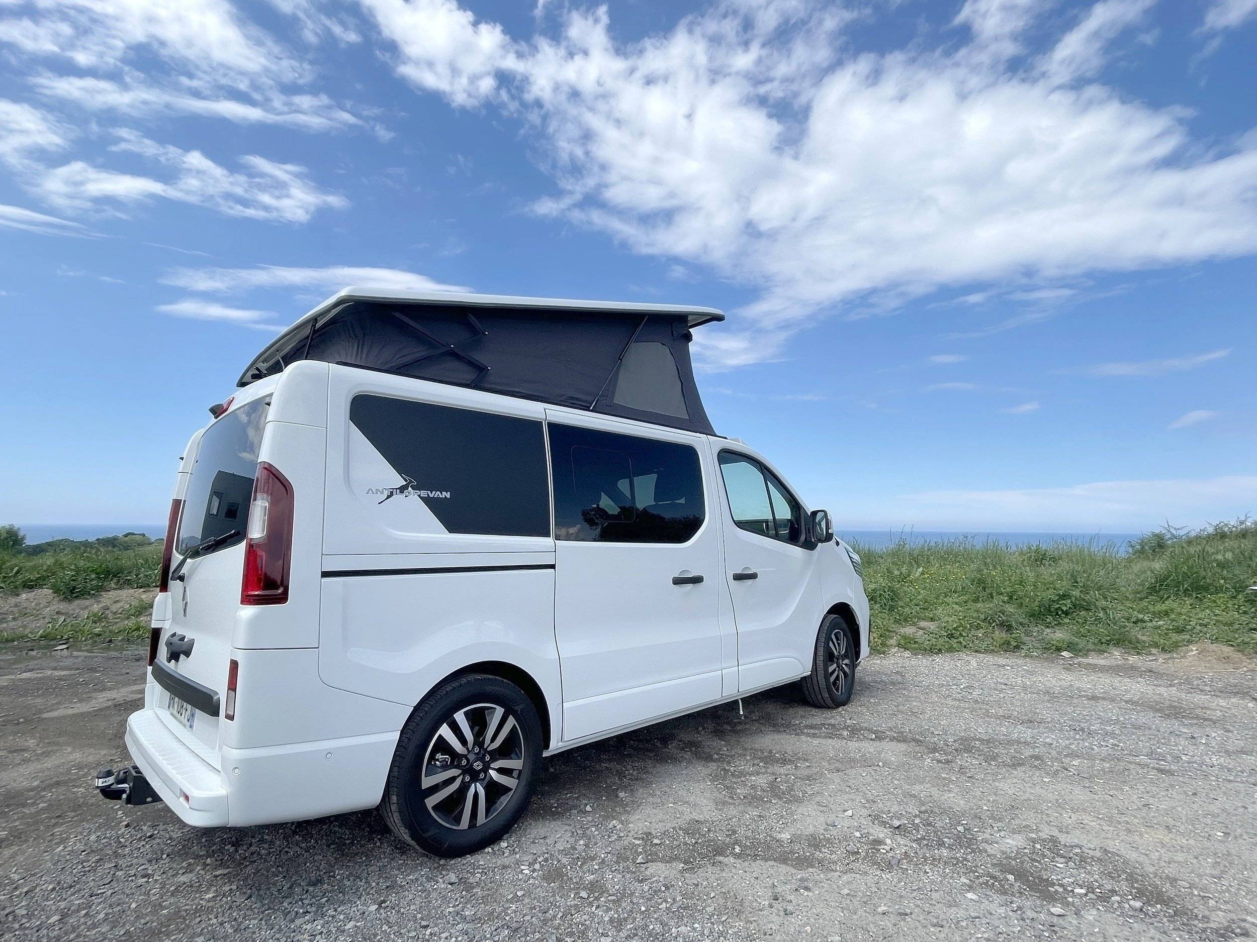 Vista del vehicle angle davanter Renault Trafic 150cv Boite auto - Yescapa