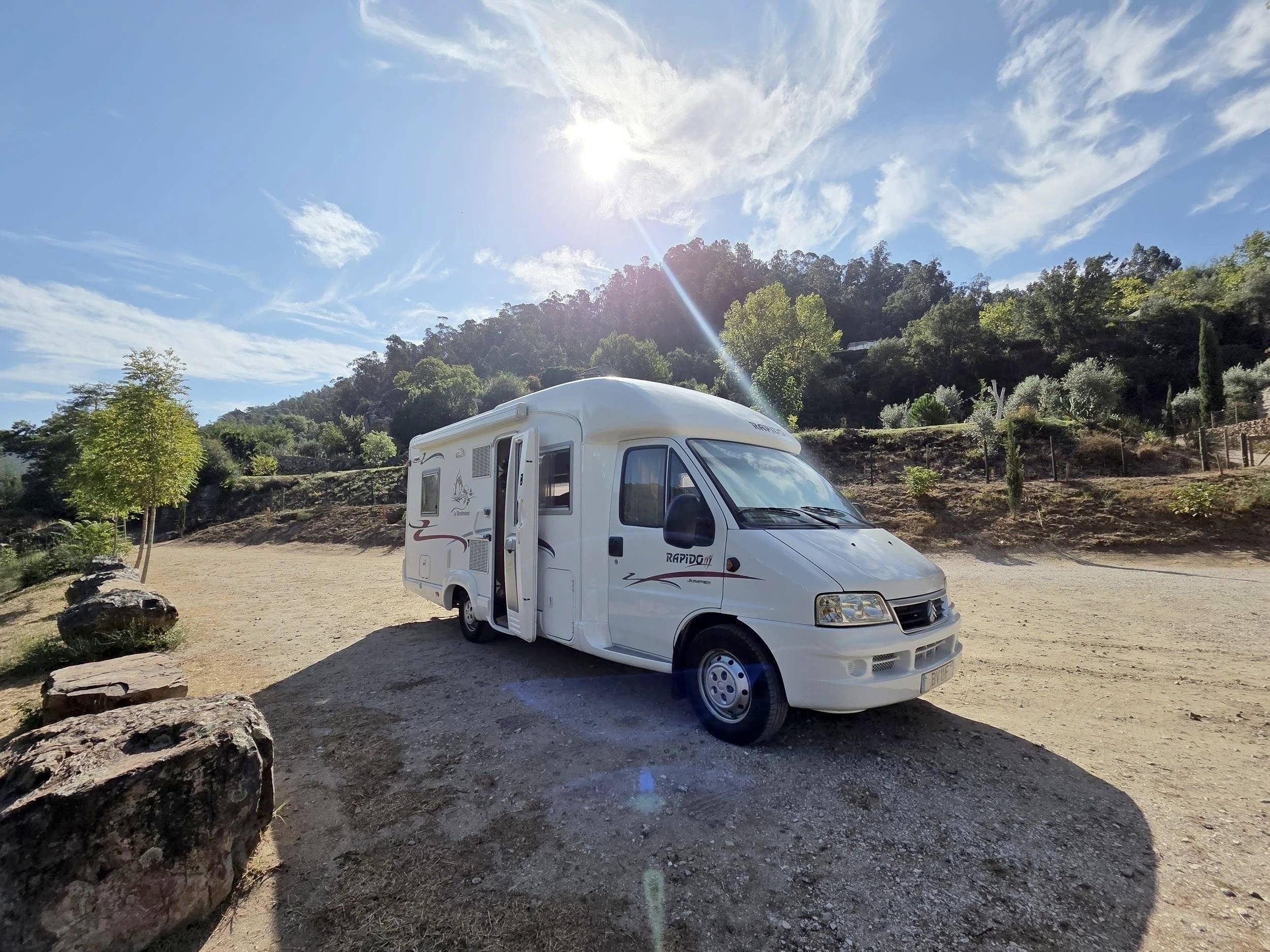 schräge Vorderansicht Citroën Jumper 2,8 HDI 127 cv - Yescapa