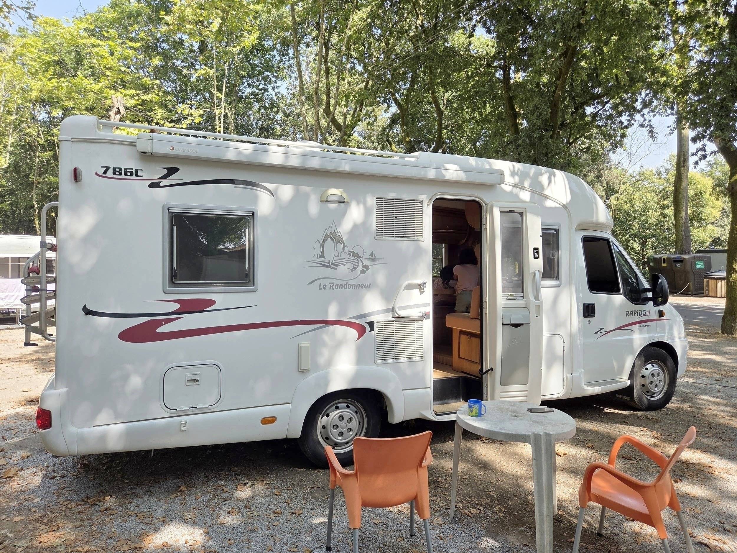 schräge Vorderansicht Citroën Jumper 2,8 HDI 127 cv - Yescapa