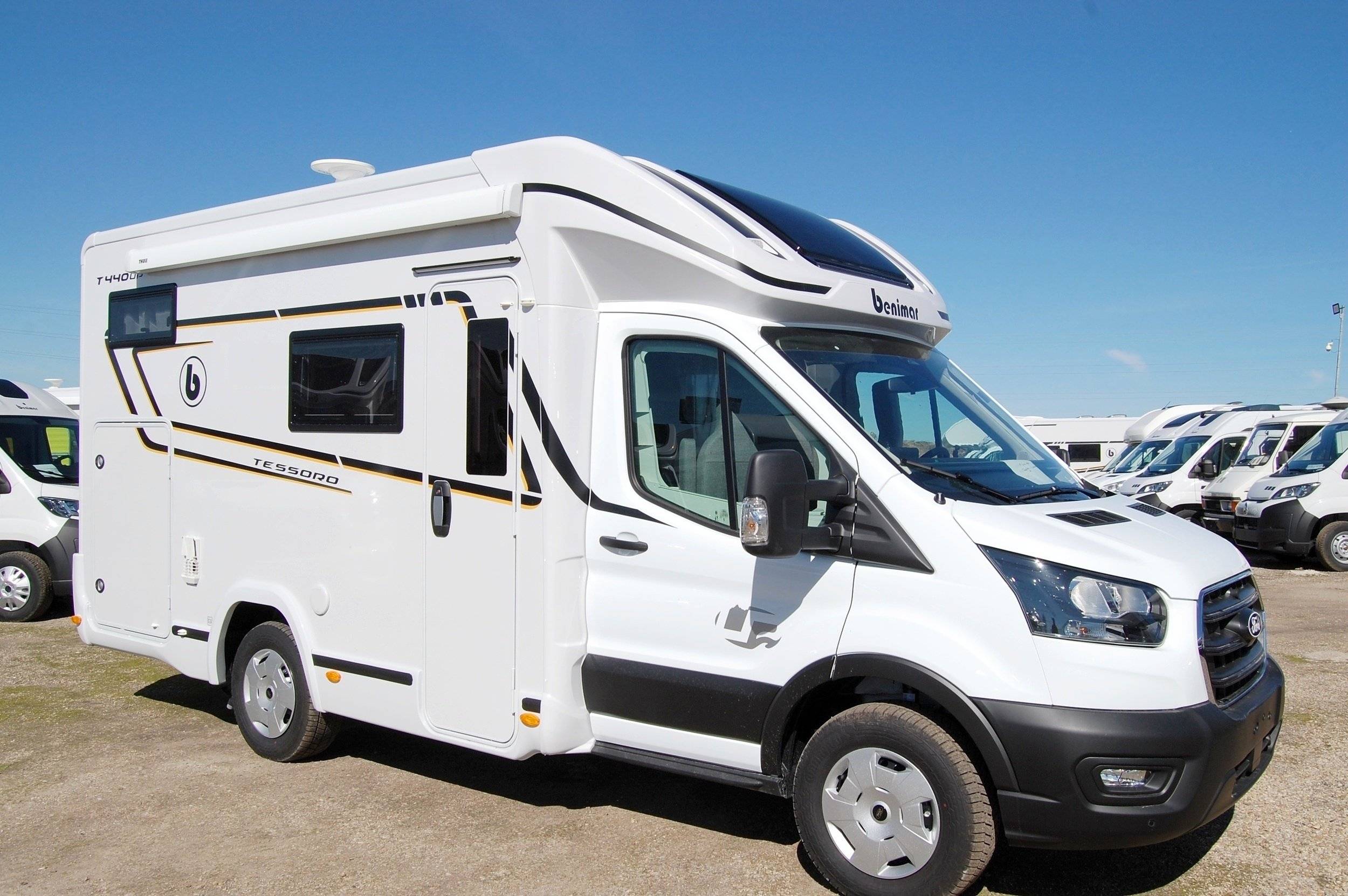 Vista del vehículo ángulo delantero Ford - Yescapa