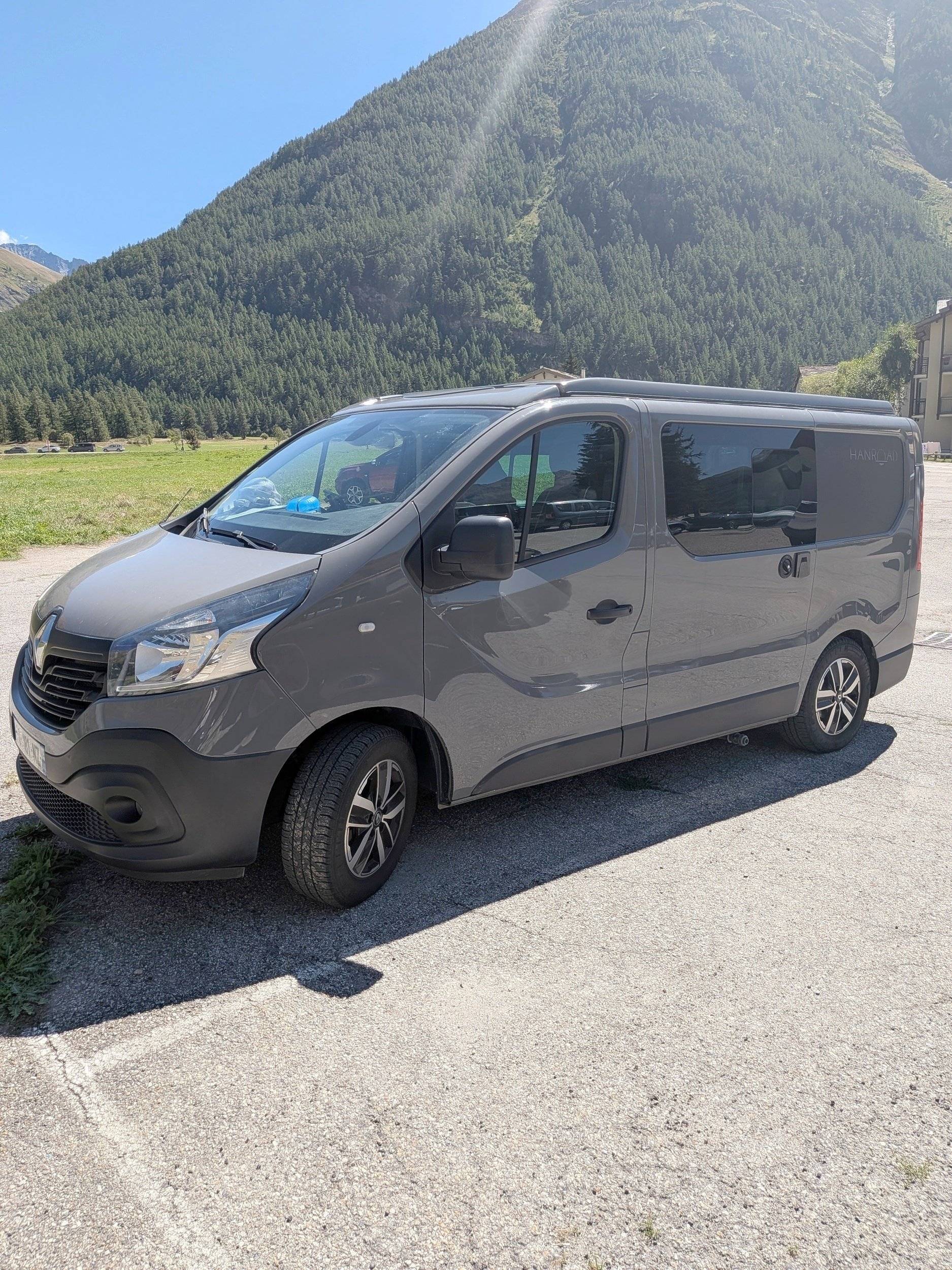 Front view from 3/4 Renault Trafic 1,6 l 140 ch - Yescapa