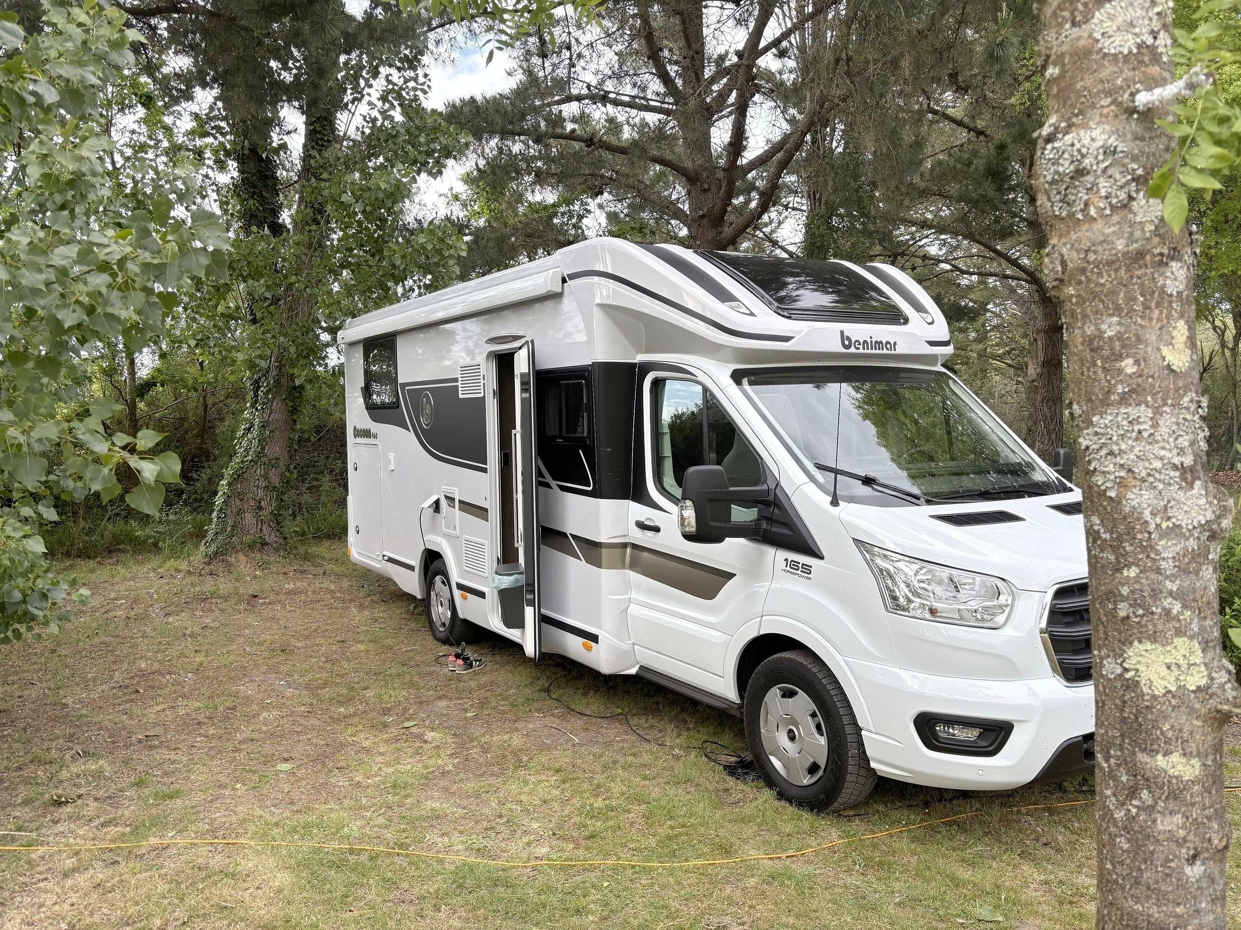 Front view from 3/4 Ford Transit 2,0 l 170 ch - Yescapa