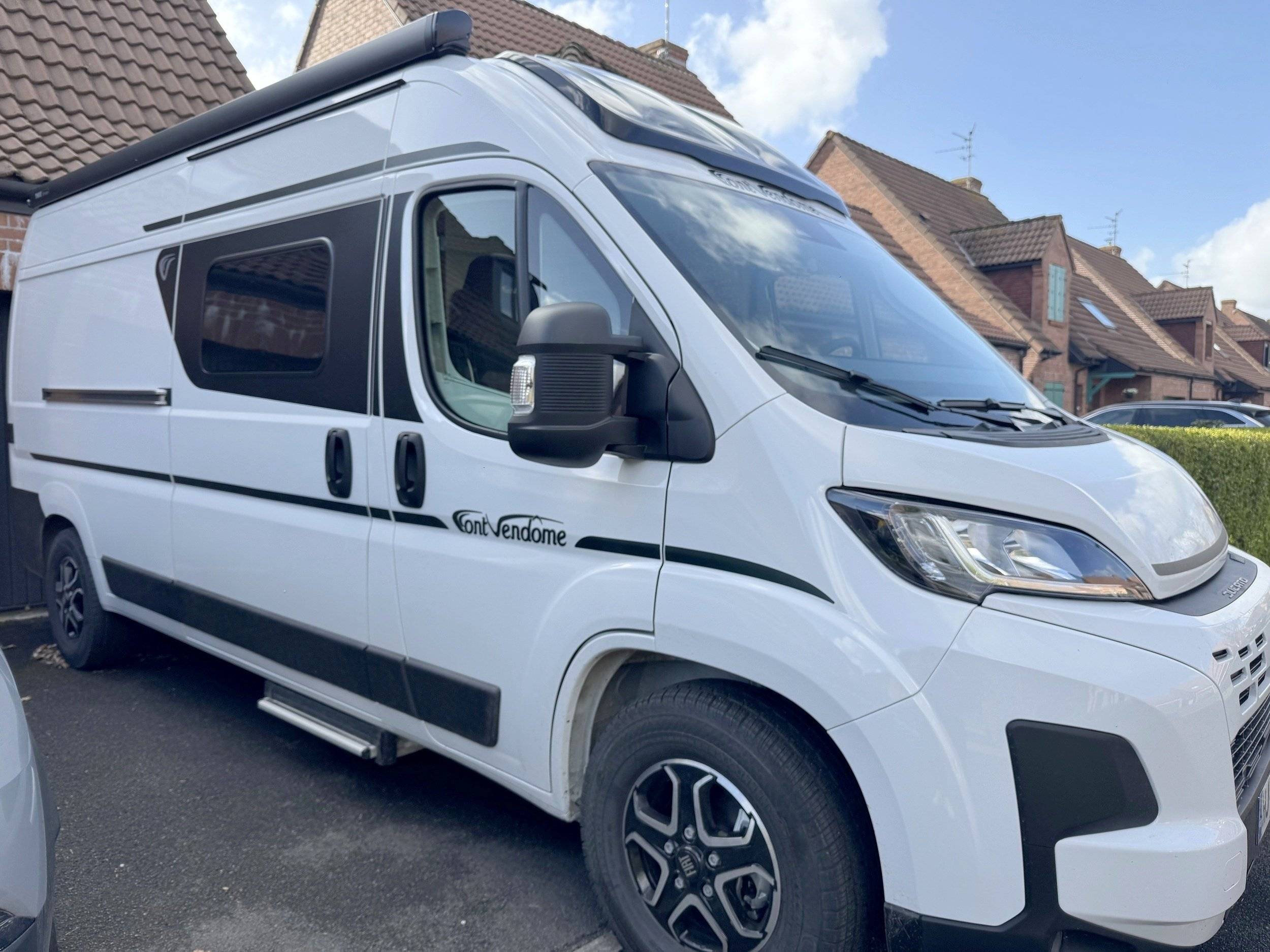 Vue avant de 3/4 Fiat - Yescapa