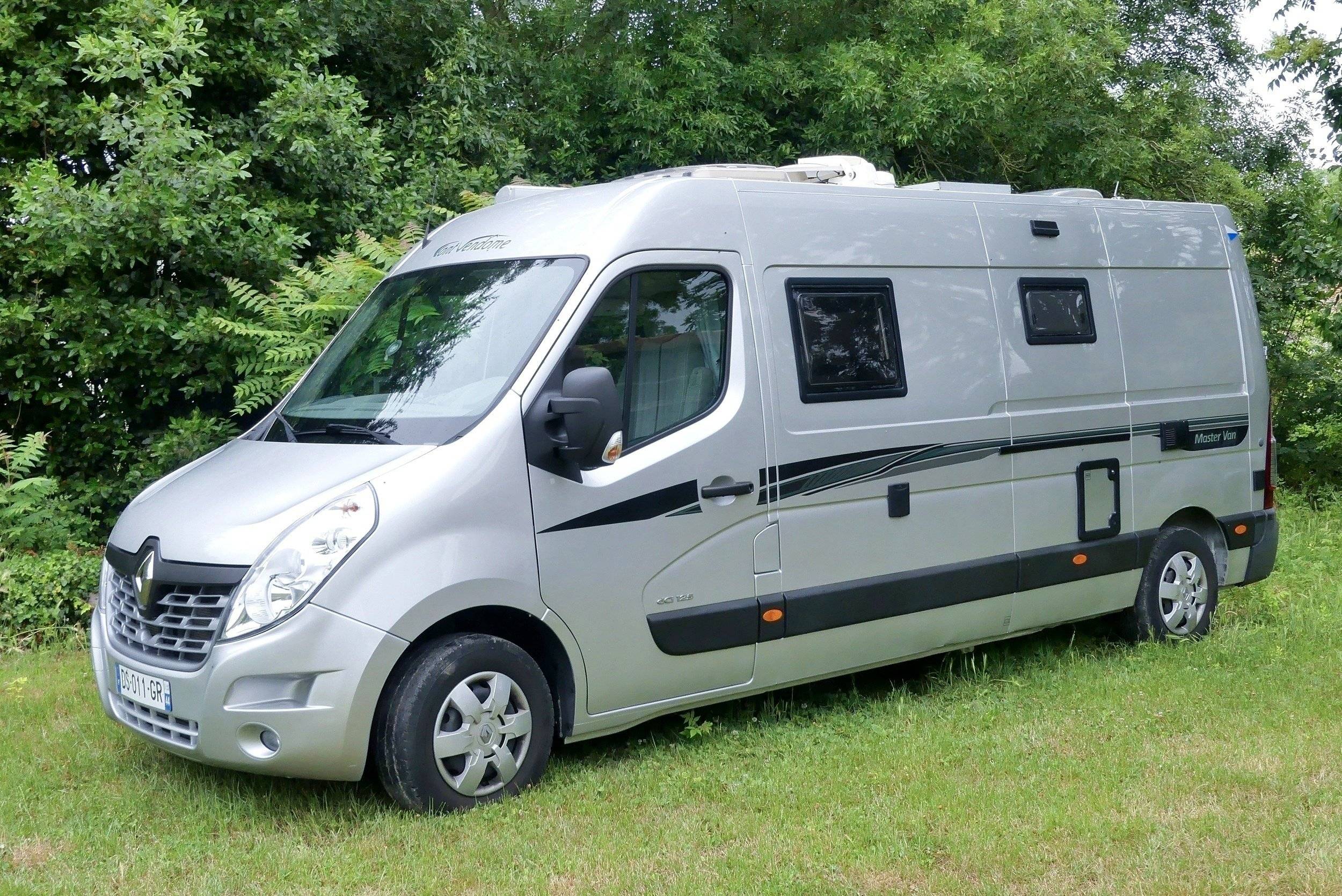 Front view from 3/4 Renault Renault Master - Yescapa