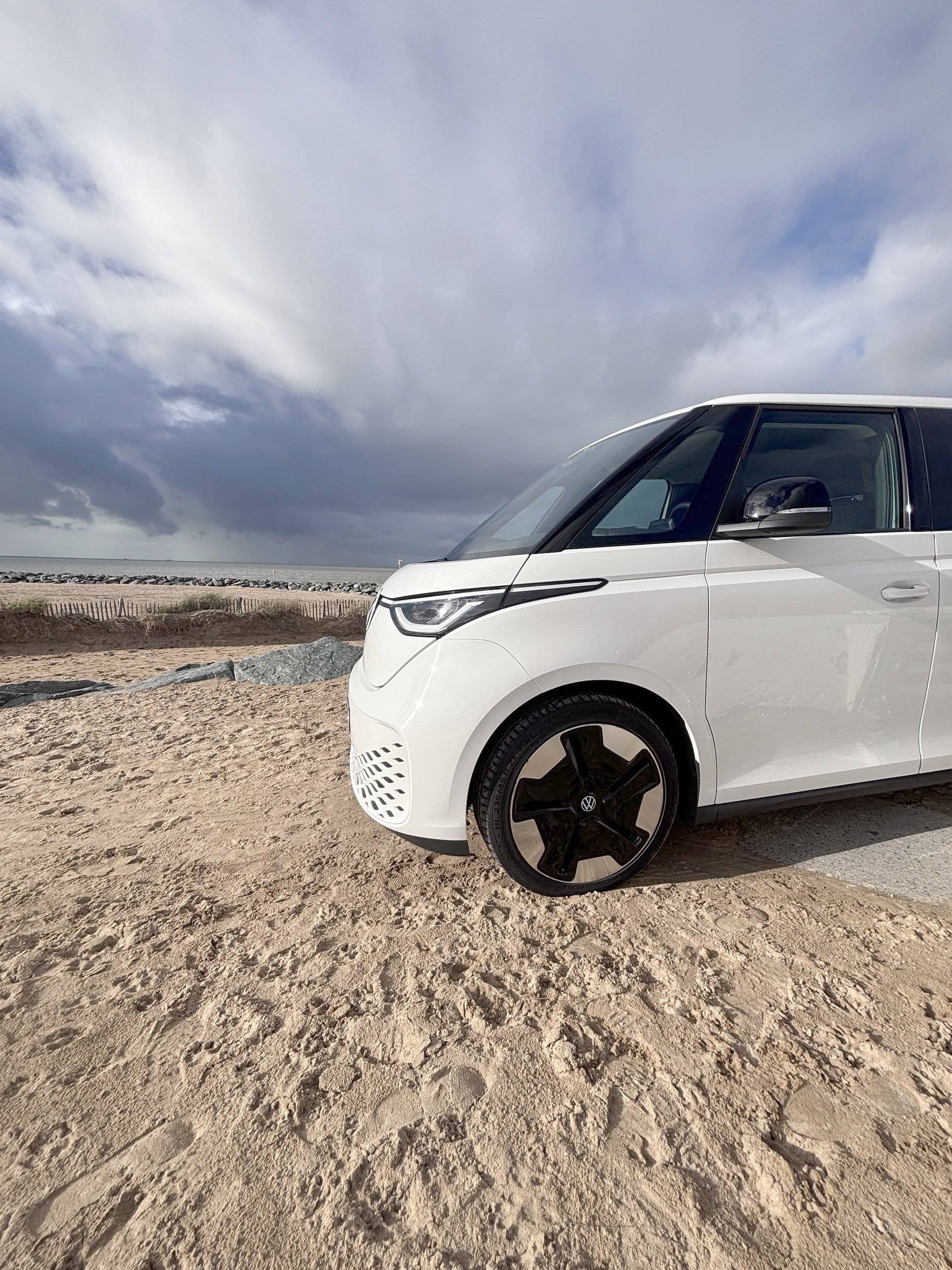 Vista de 3/4 Volkswagen ID Buzz - Yescapa